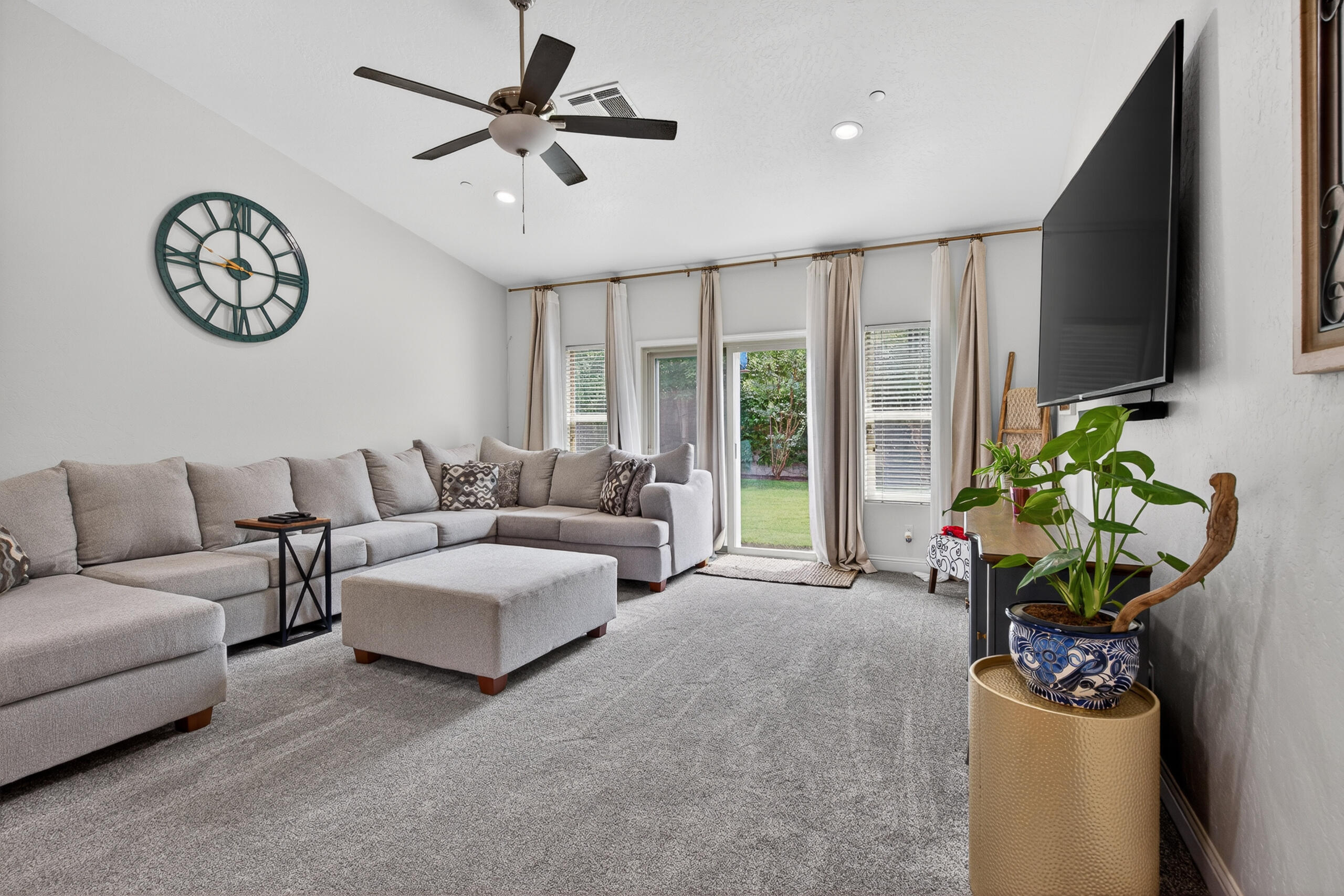 2241 W Babcock Ave, Visalia, CA 93291