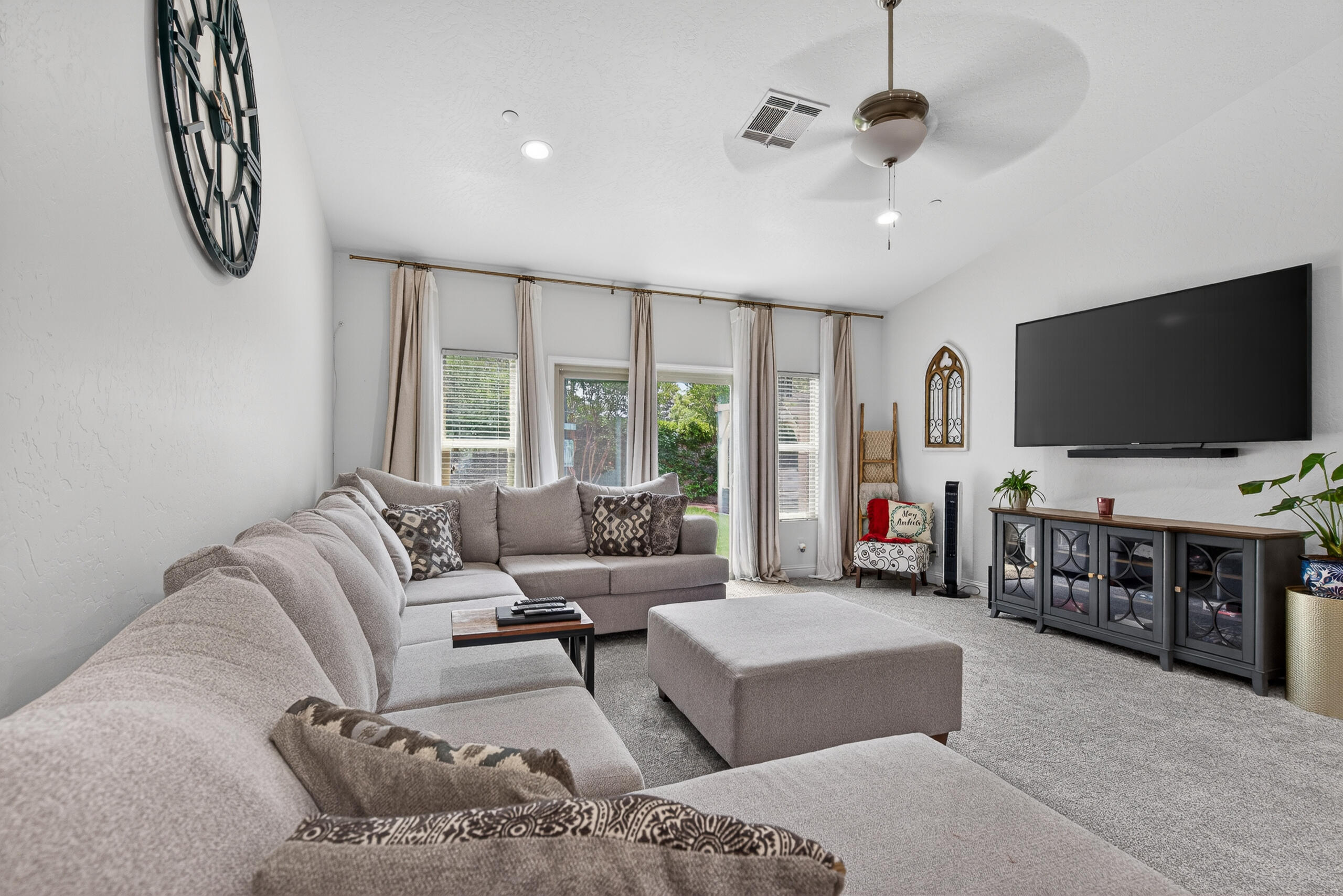 2241 W Babcock Ave, Visalia, CA 93291