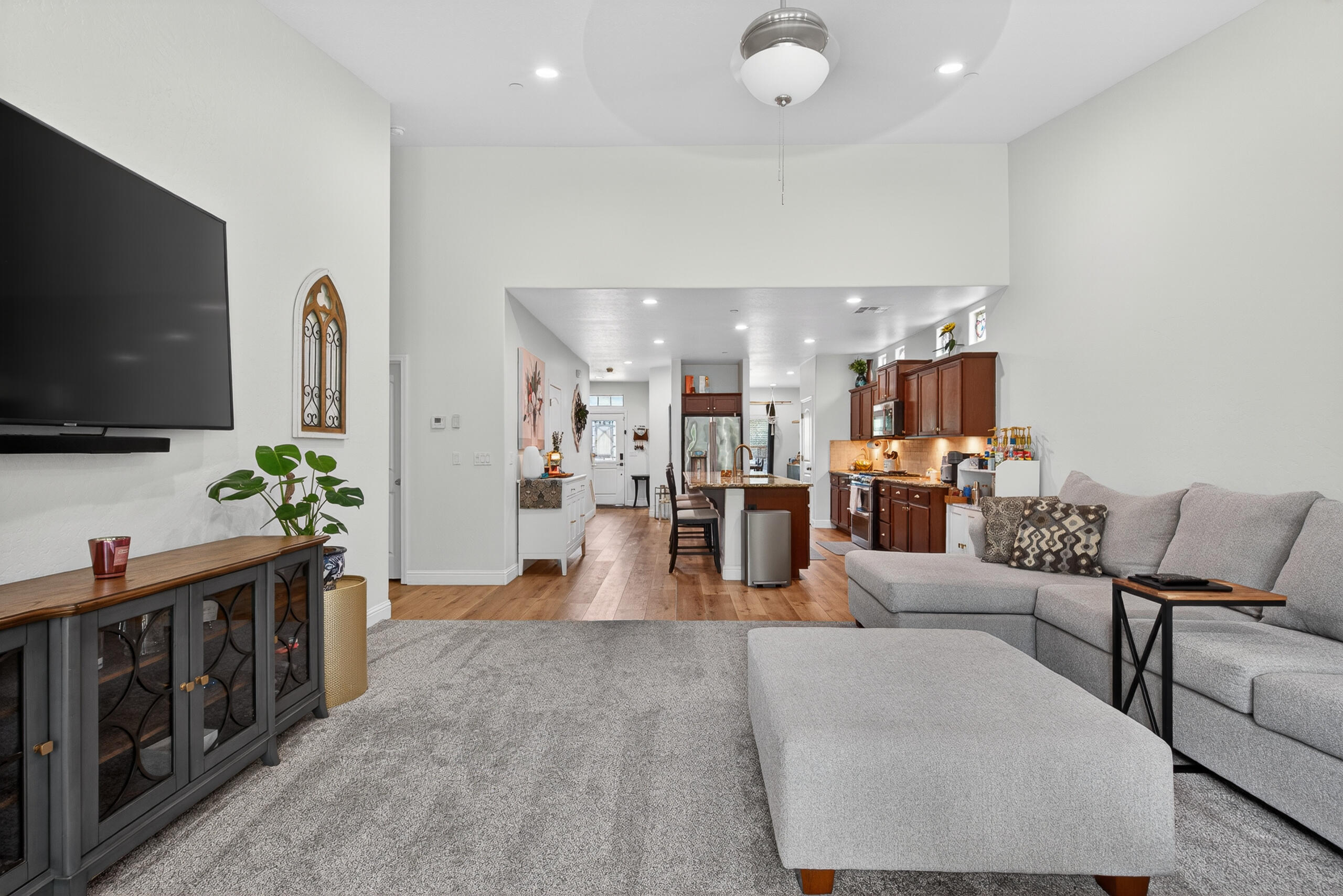 2241 W Babcock Ave, Visalia, CA 93291