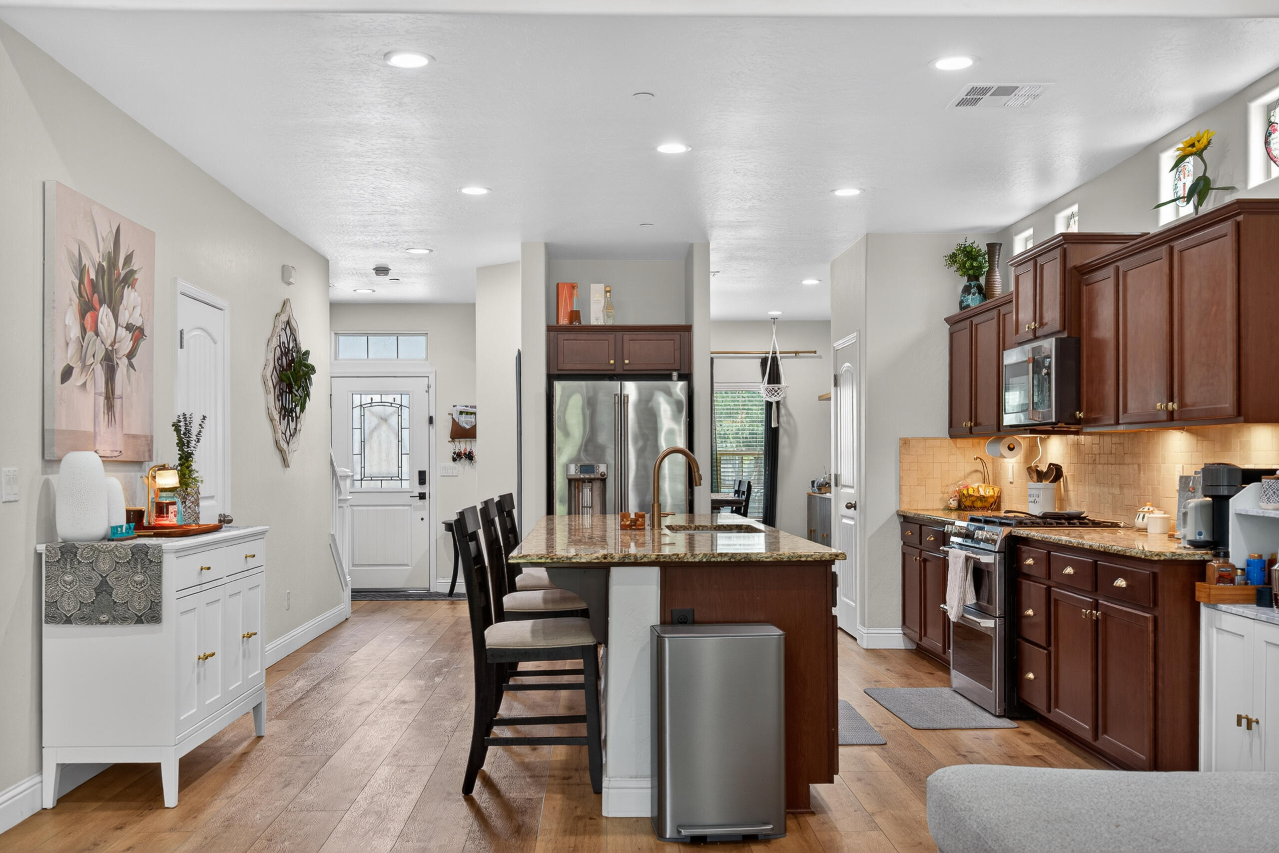 2241 W Babcock Ave, Visalia, CA 93291