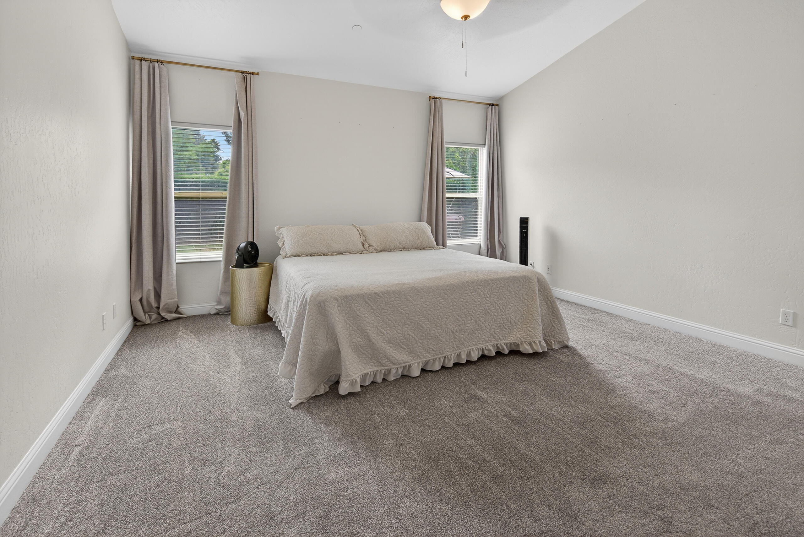 2241 W Babcock Ave, Visalia, CA 93291