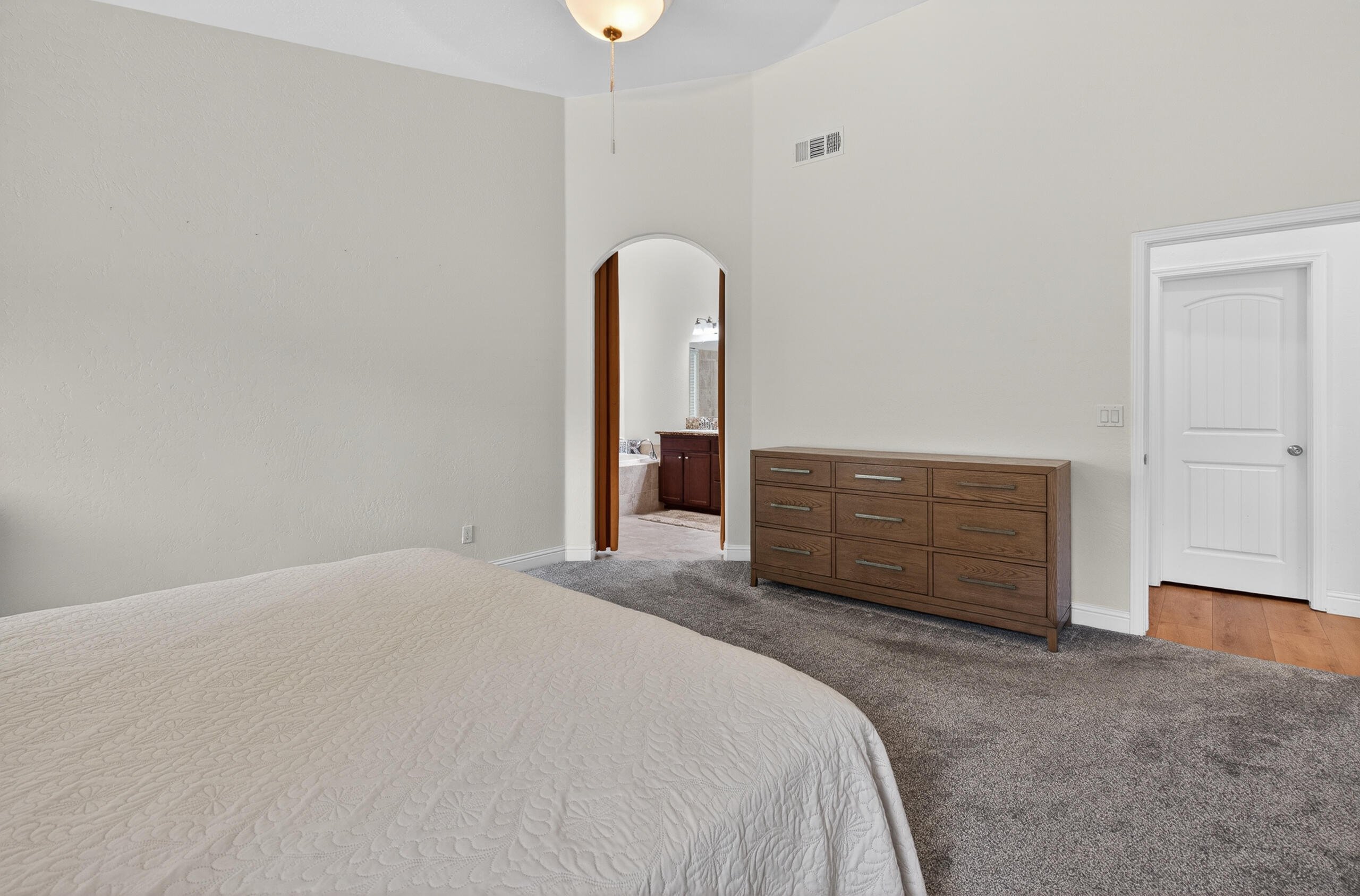 2241 W Babcock Ave, Visalia, CA 93291