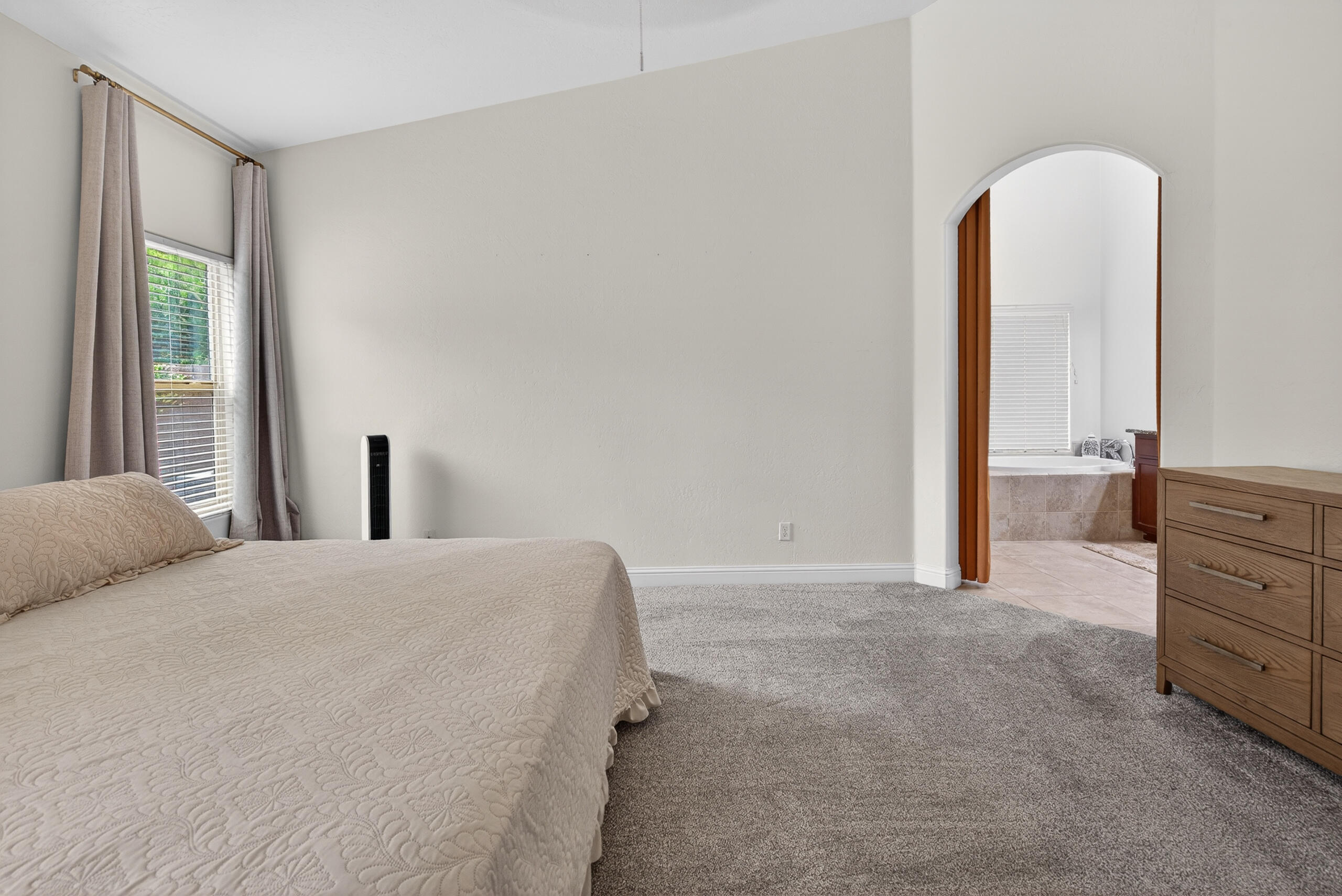 2241 W Babcock Ave, Visalia, CA 93291