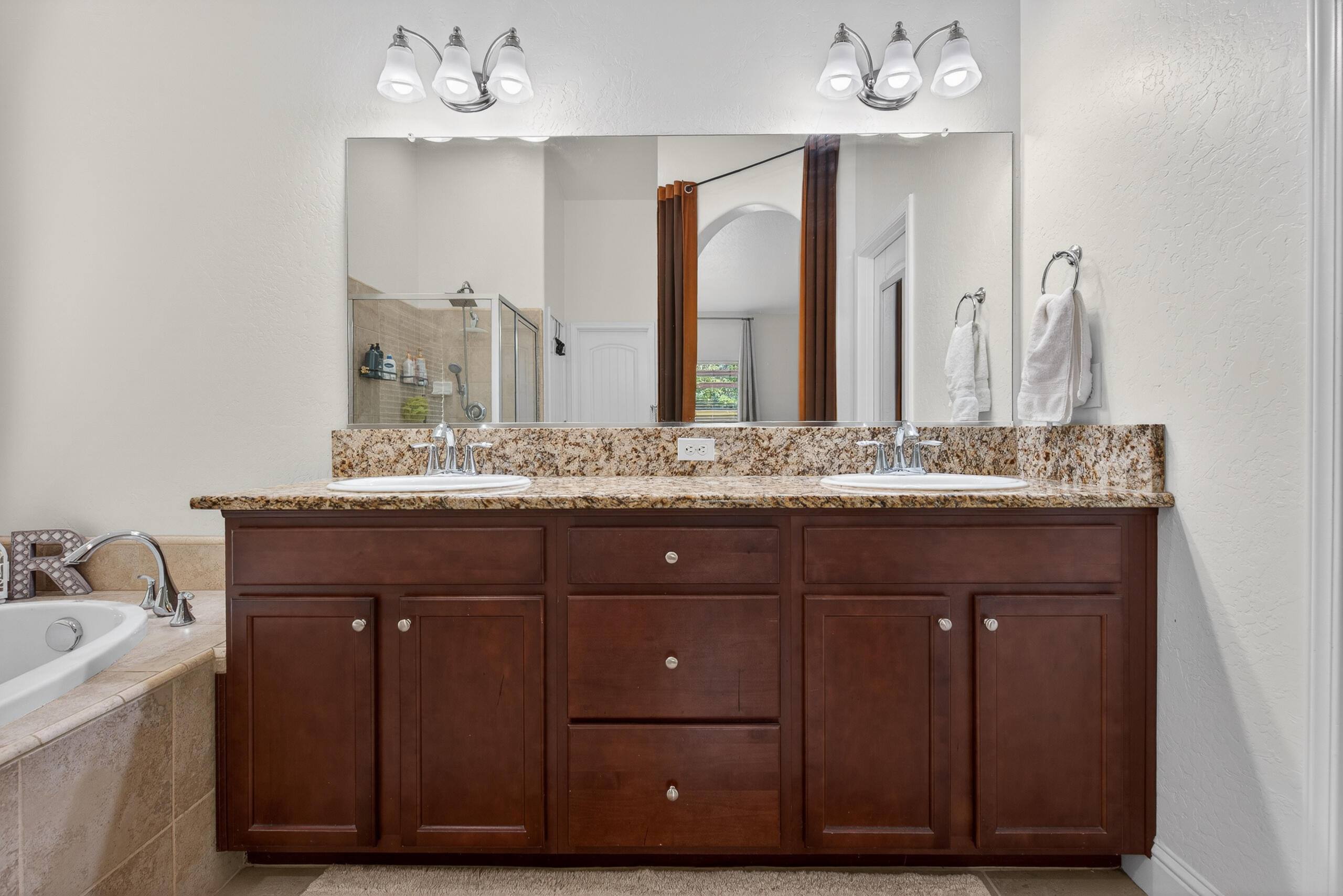 2241 W Babcock Ave, Visalia, CA 93291