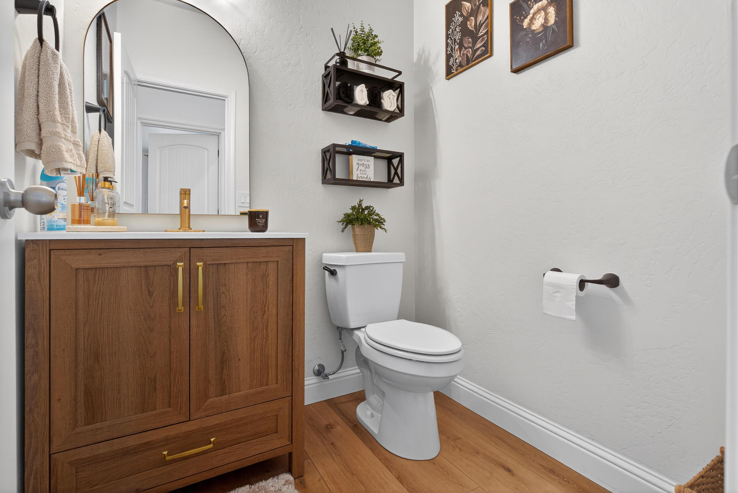 2241 W Babcock Ave, Visalia, CA 93291