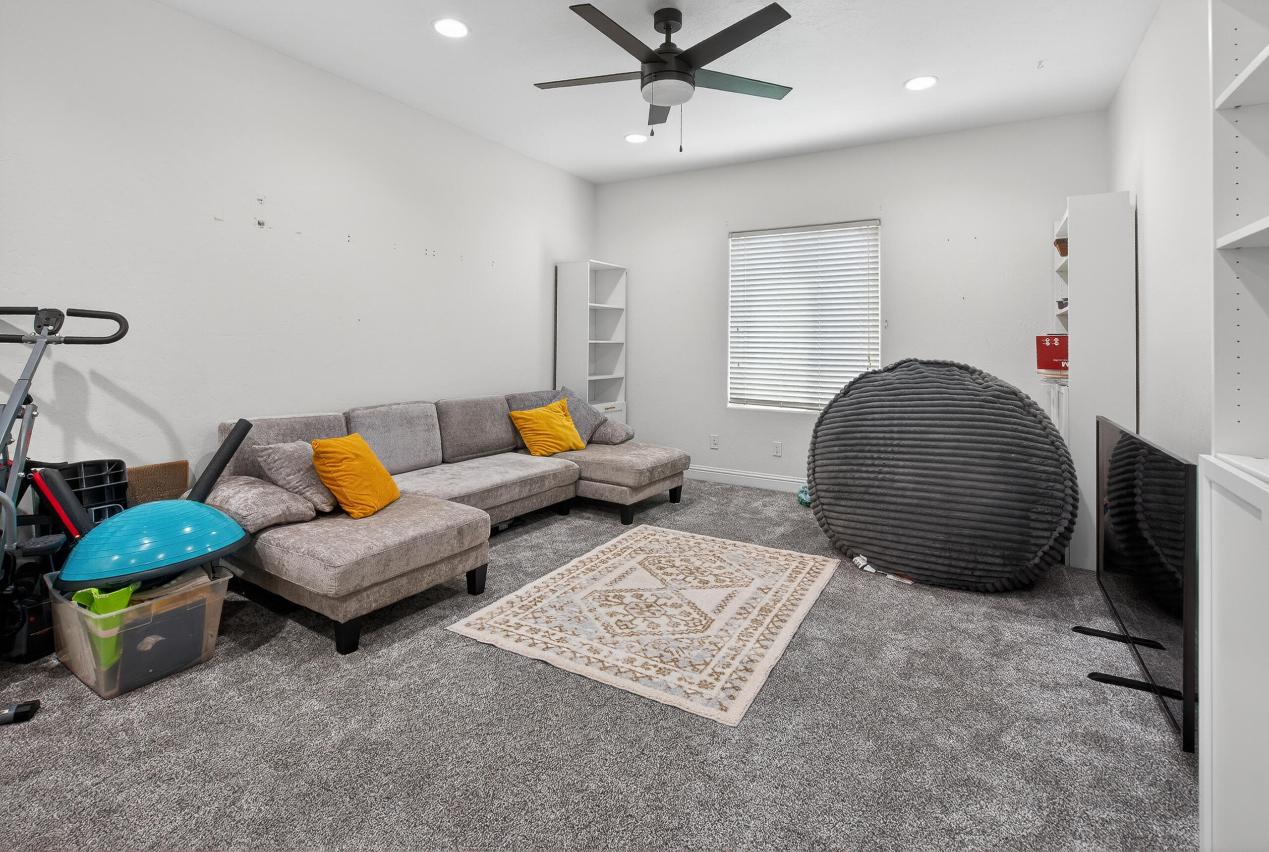 2241 W Babcock Ave, Visalia, CA 93291