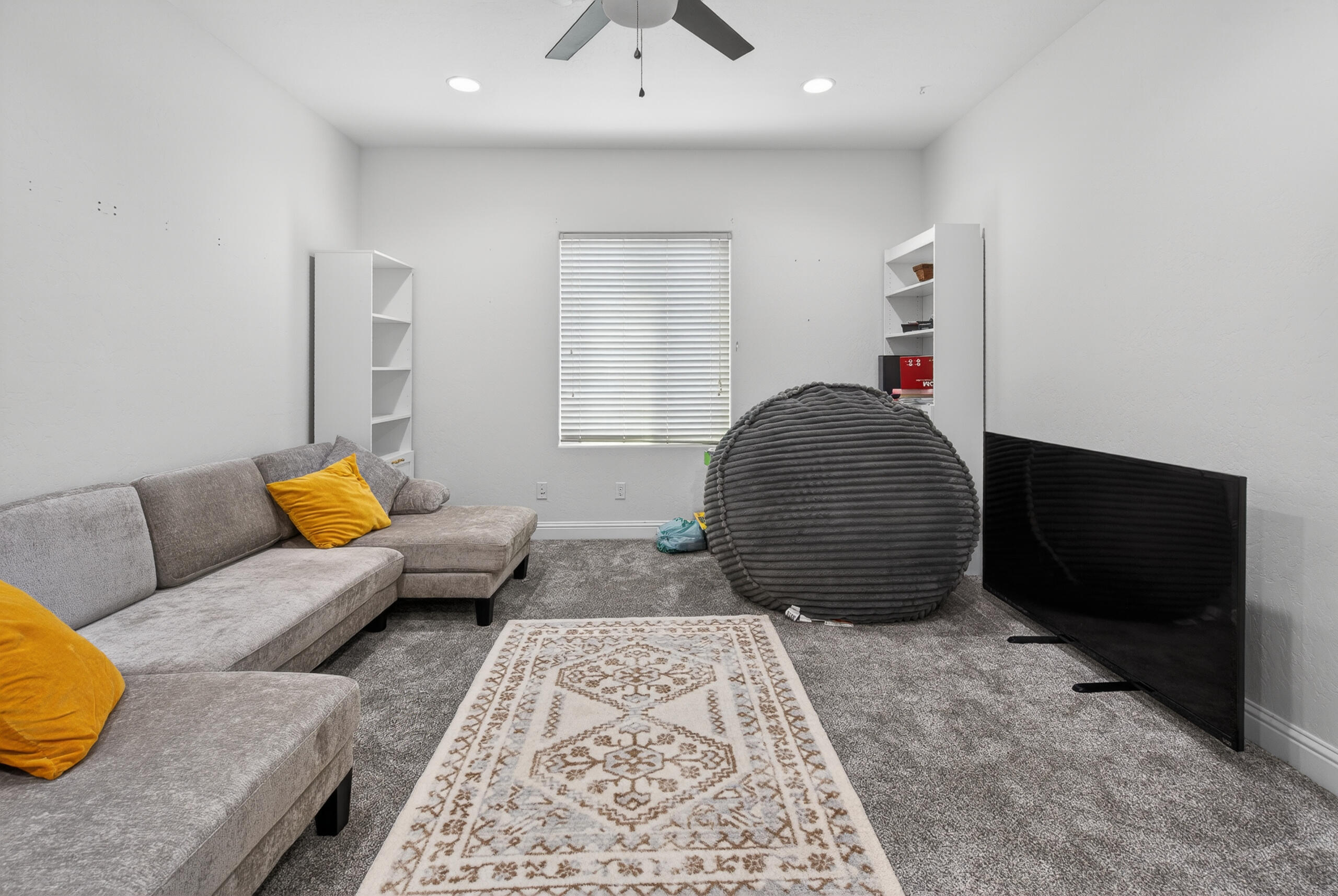 2241 W Babcock Ave, Visalia, CA 93291