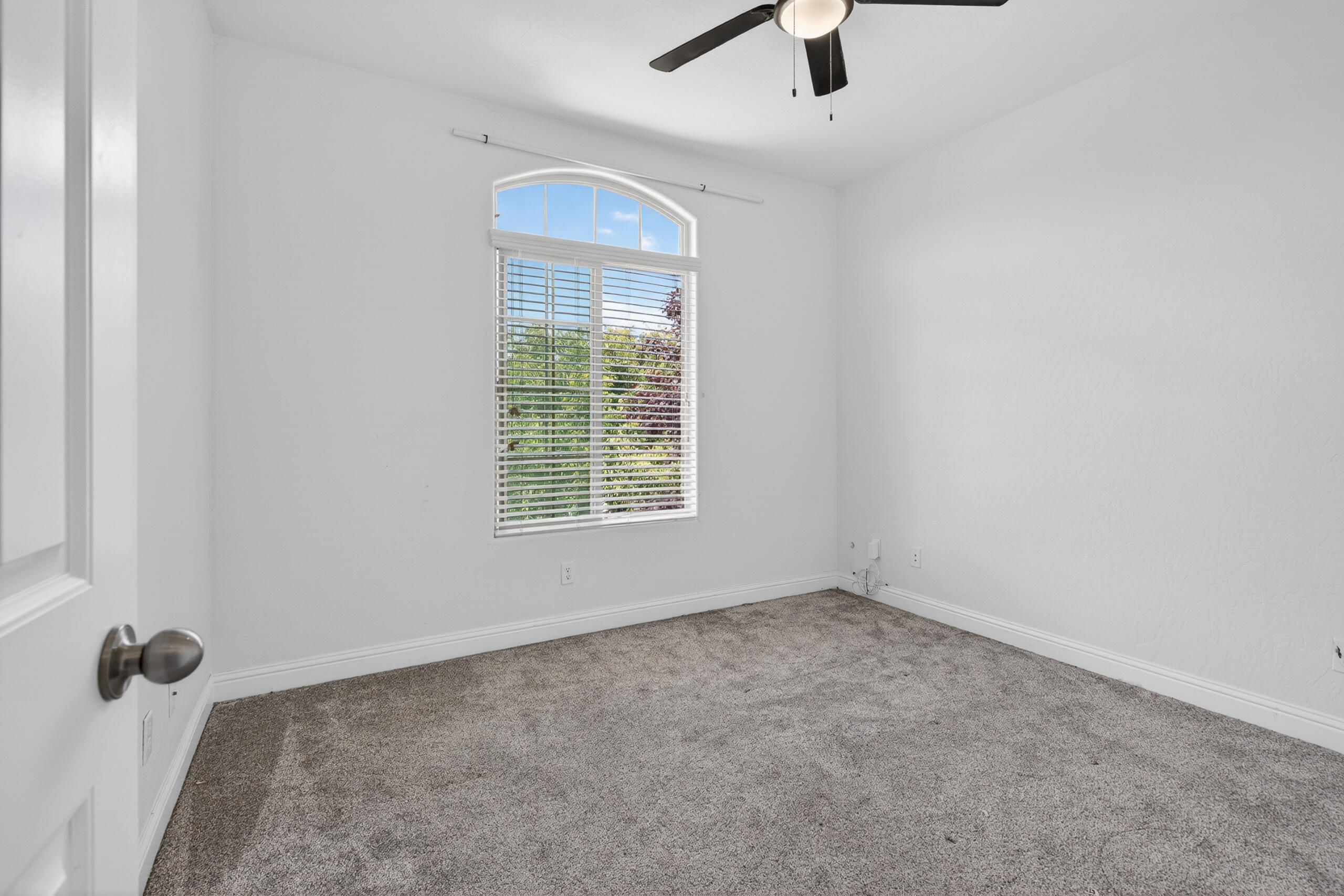 2241 W Babcock Ave, Visalia, CA 93291