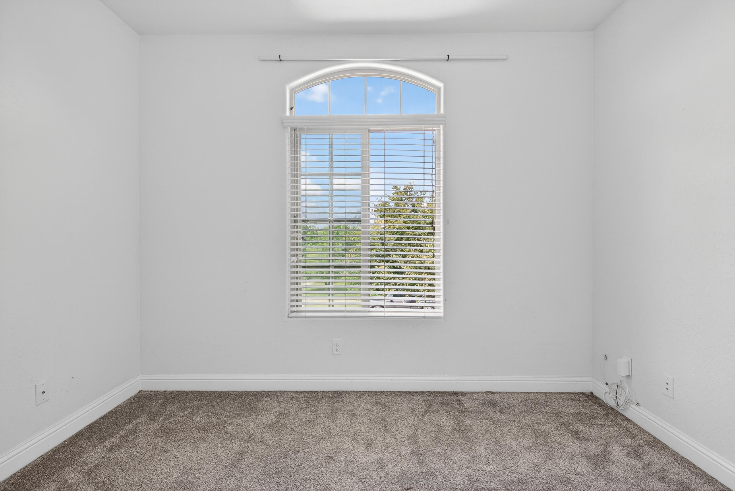 2241 W Babcock Ave, Visalia, CA 93291