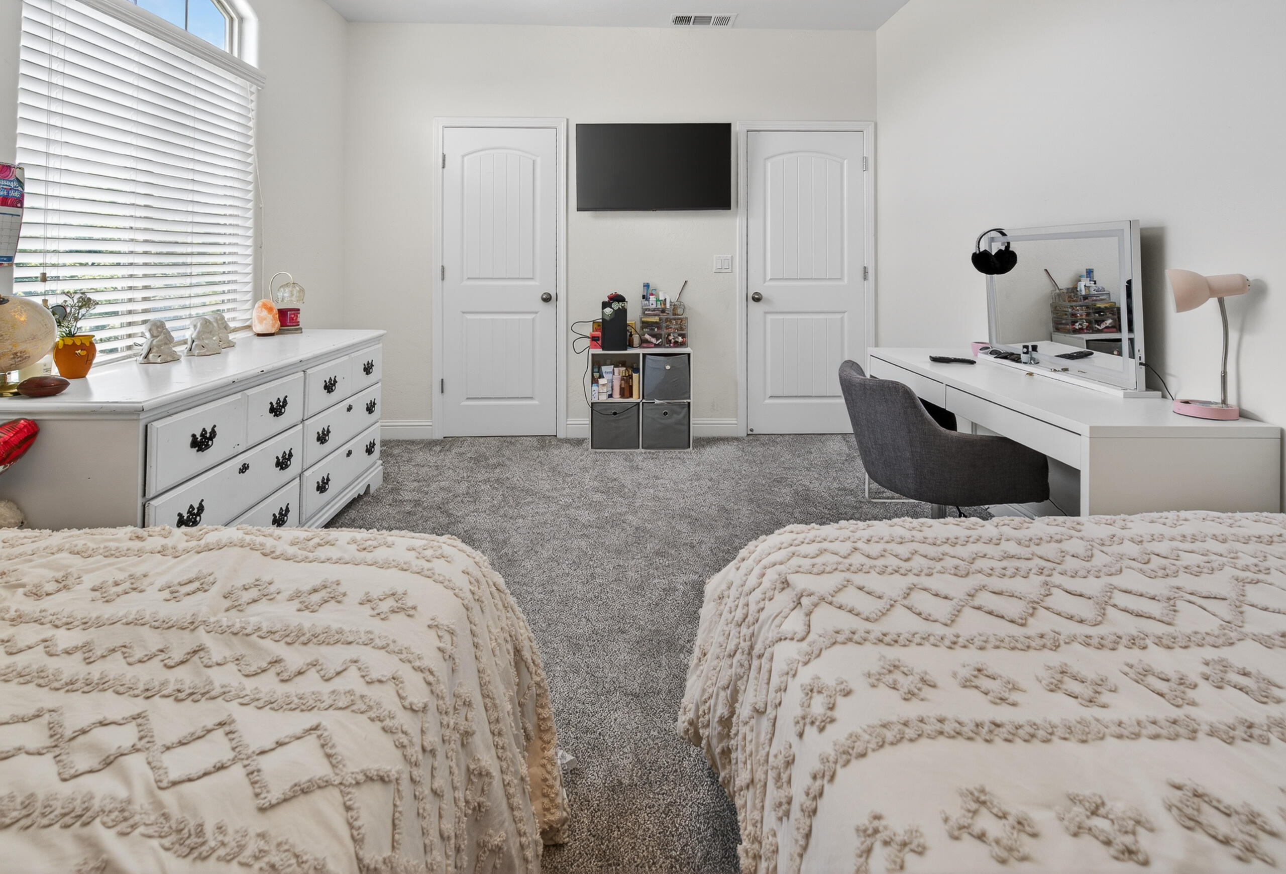 2241 W Babcock Ave, Visalia, CA 93291