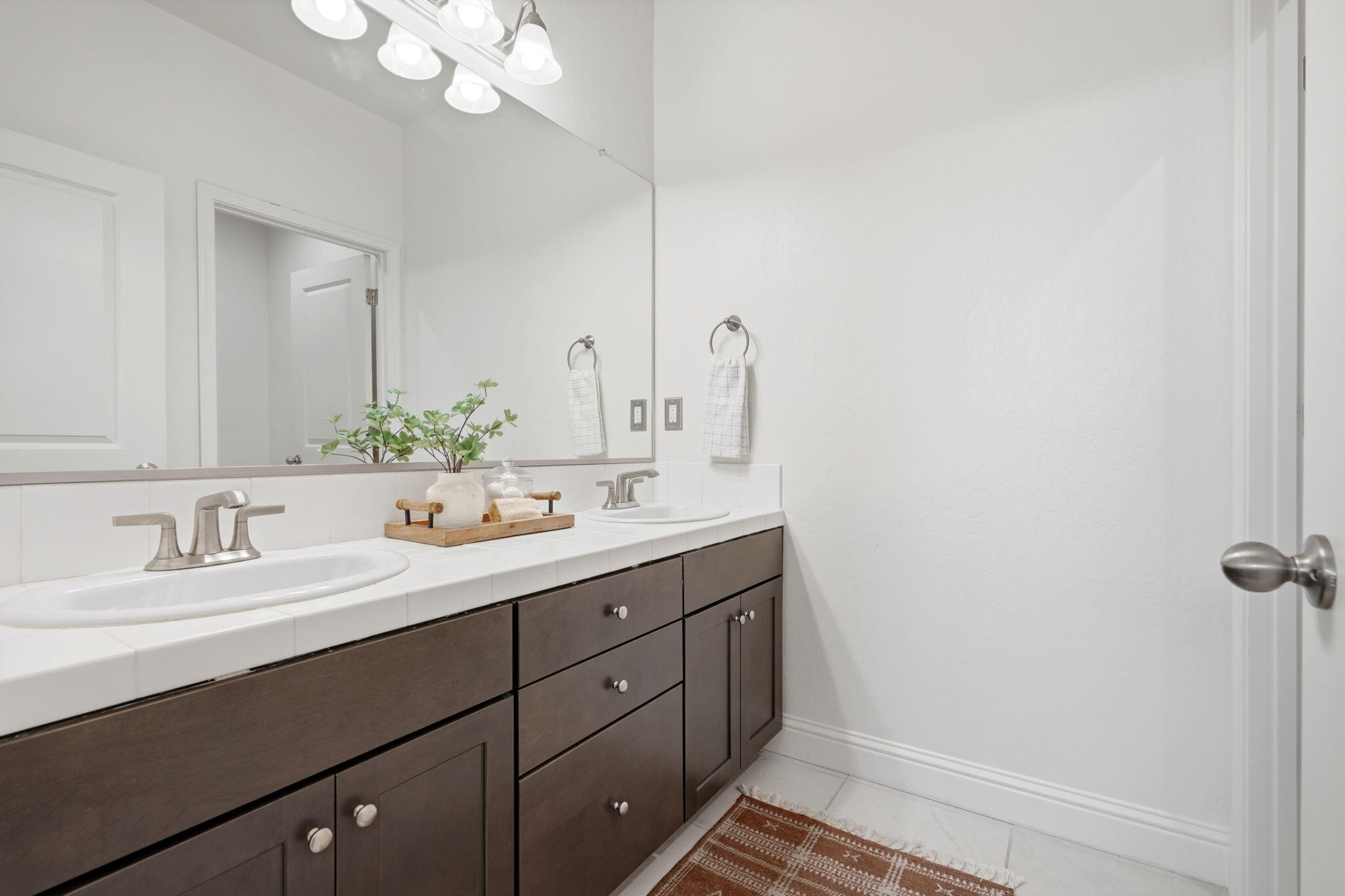 1833 W Corvina Ave, Visalia, CA 93291