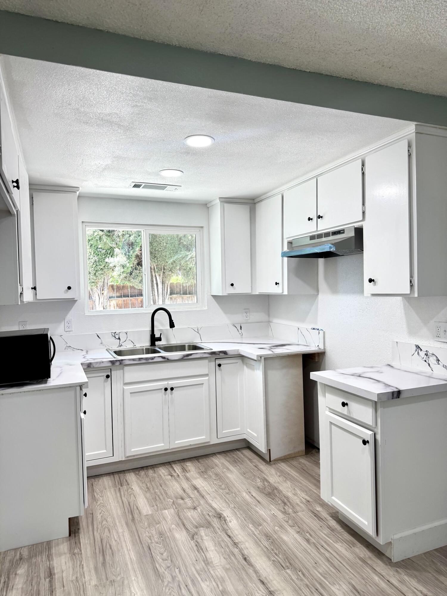 12414 Edward Ave, Orosi, CA 93647