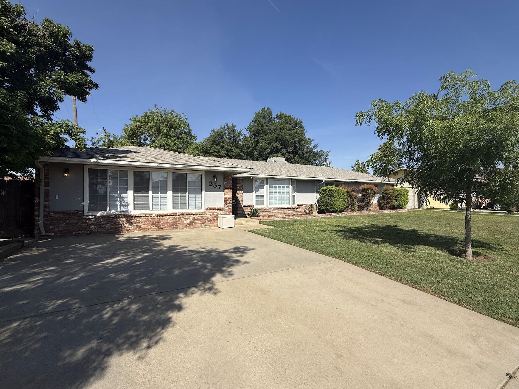 257 N Roberts Pl, Dinuba, CA 93618