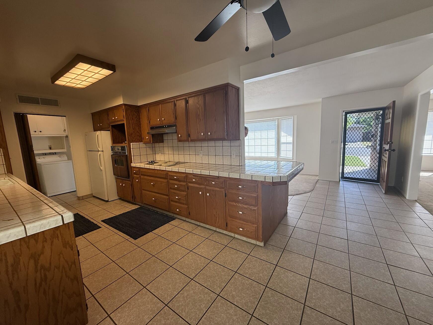 257 N Roberts Pl, Dinuba, CA 93618