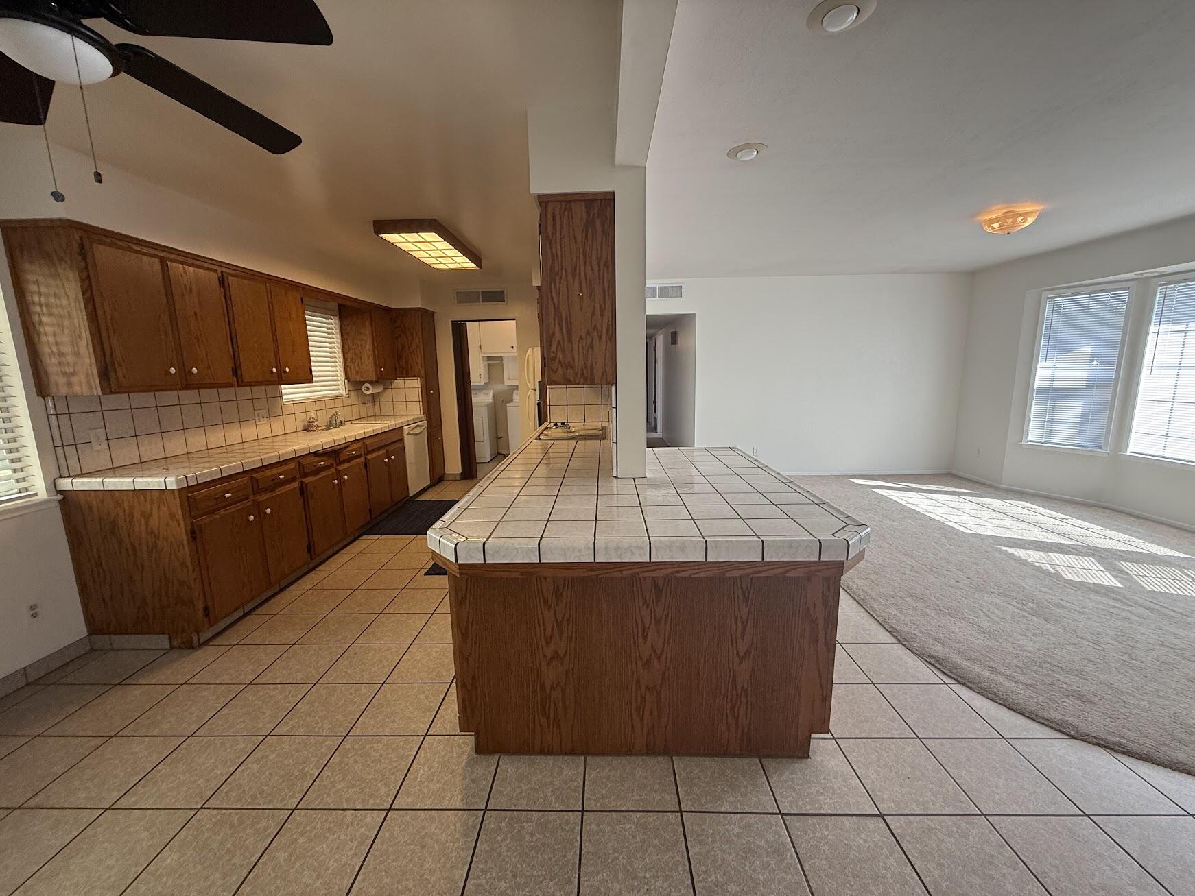 257 N Roberts Pl, Dinuba, CA 93618