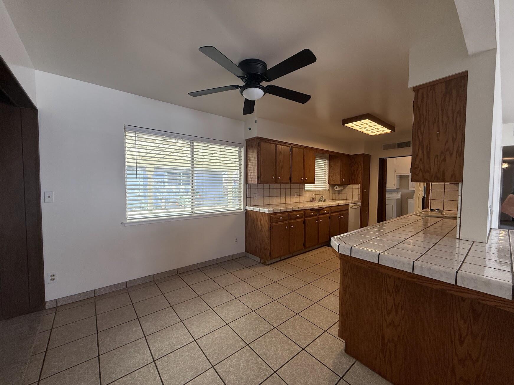 257 N Roberts Pl, Dinuba, CA 93618
