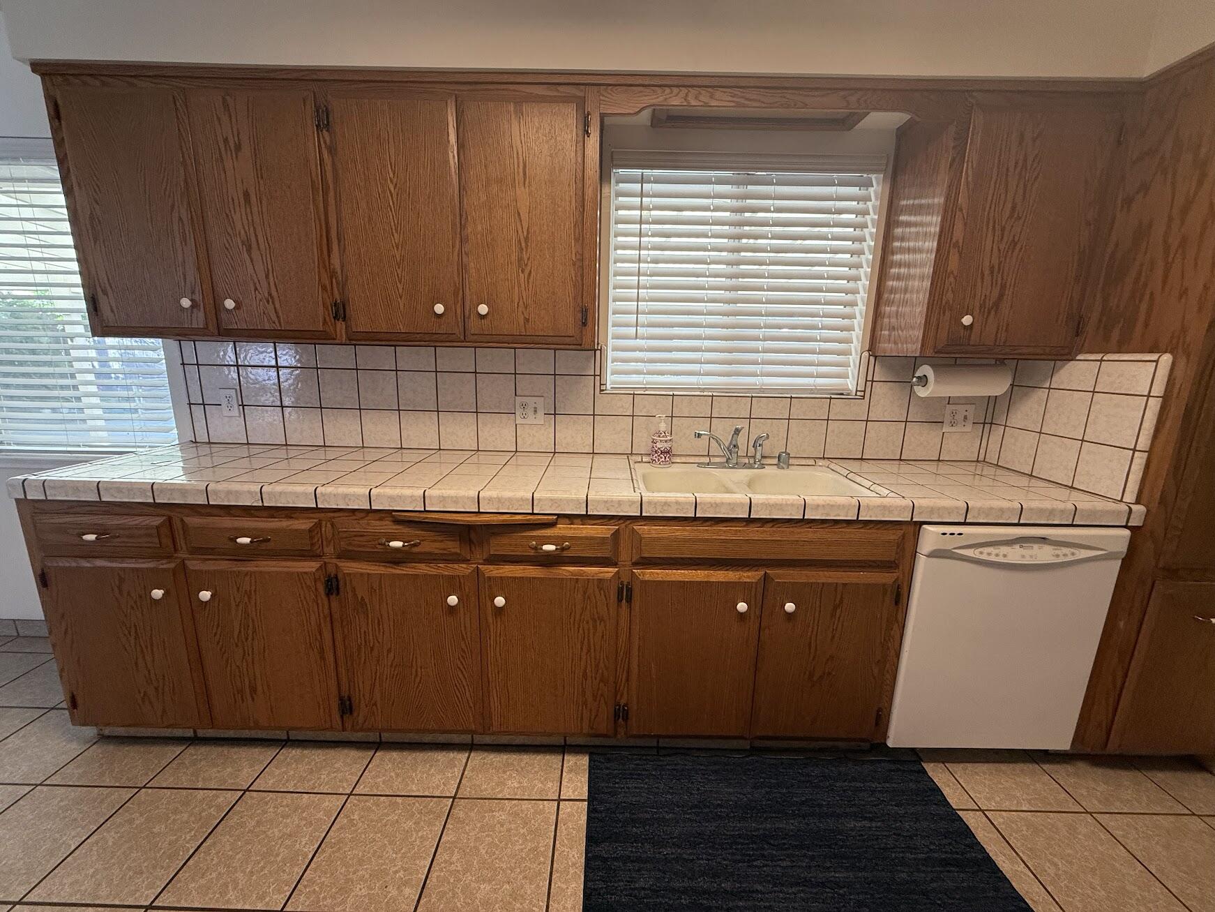 257 N Roberts Pl, Dinuba, CA 93618