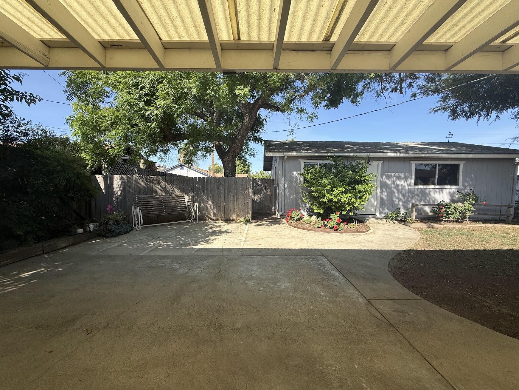 257 N Roberts Pl, Dinuba, CA 93618