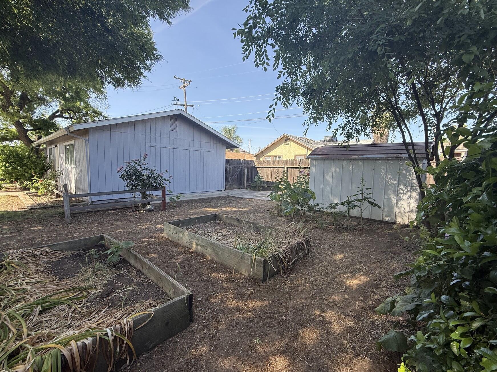 257 N Roberts Pl, Dinuba, CA 93618