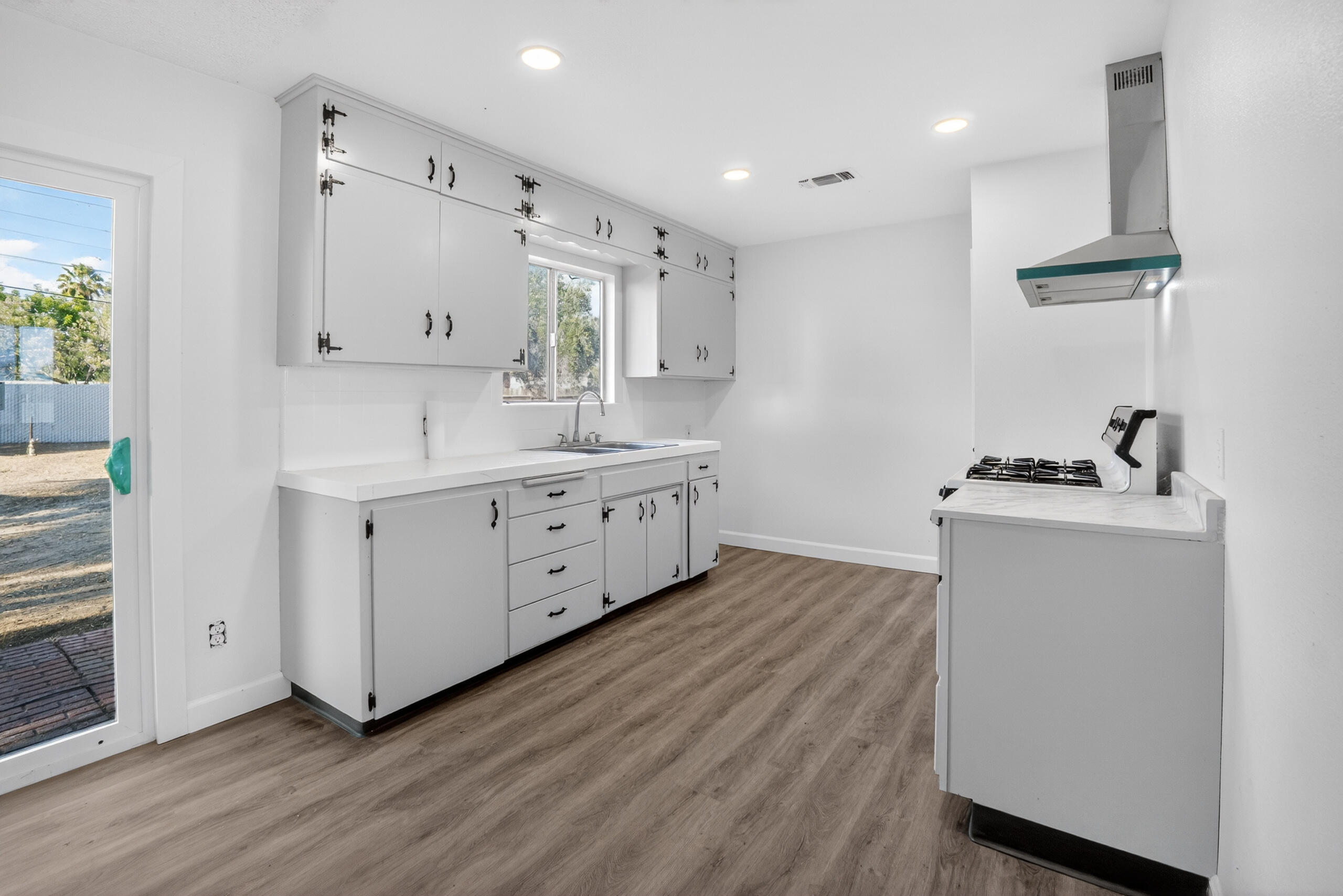 20372 1st St, Stratford, CA 93266