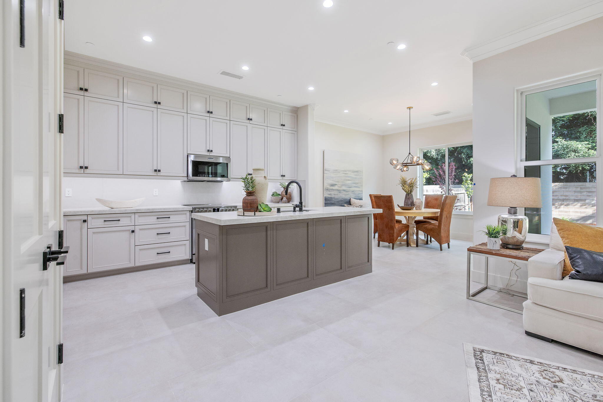 1047 E Arlen Ave, Visalia, CA 93292
