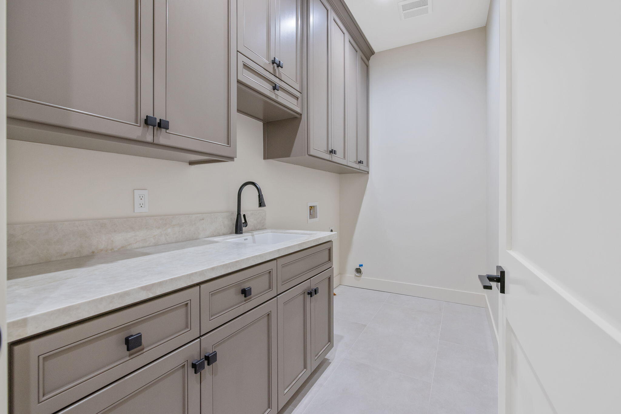 1047 E Arlen Ave, Visalia, CA 93292