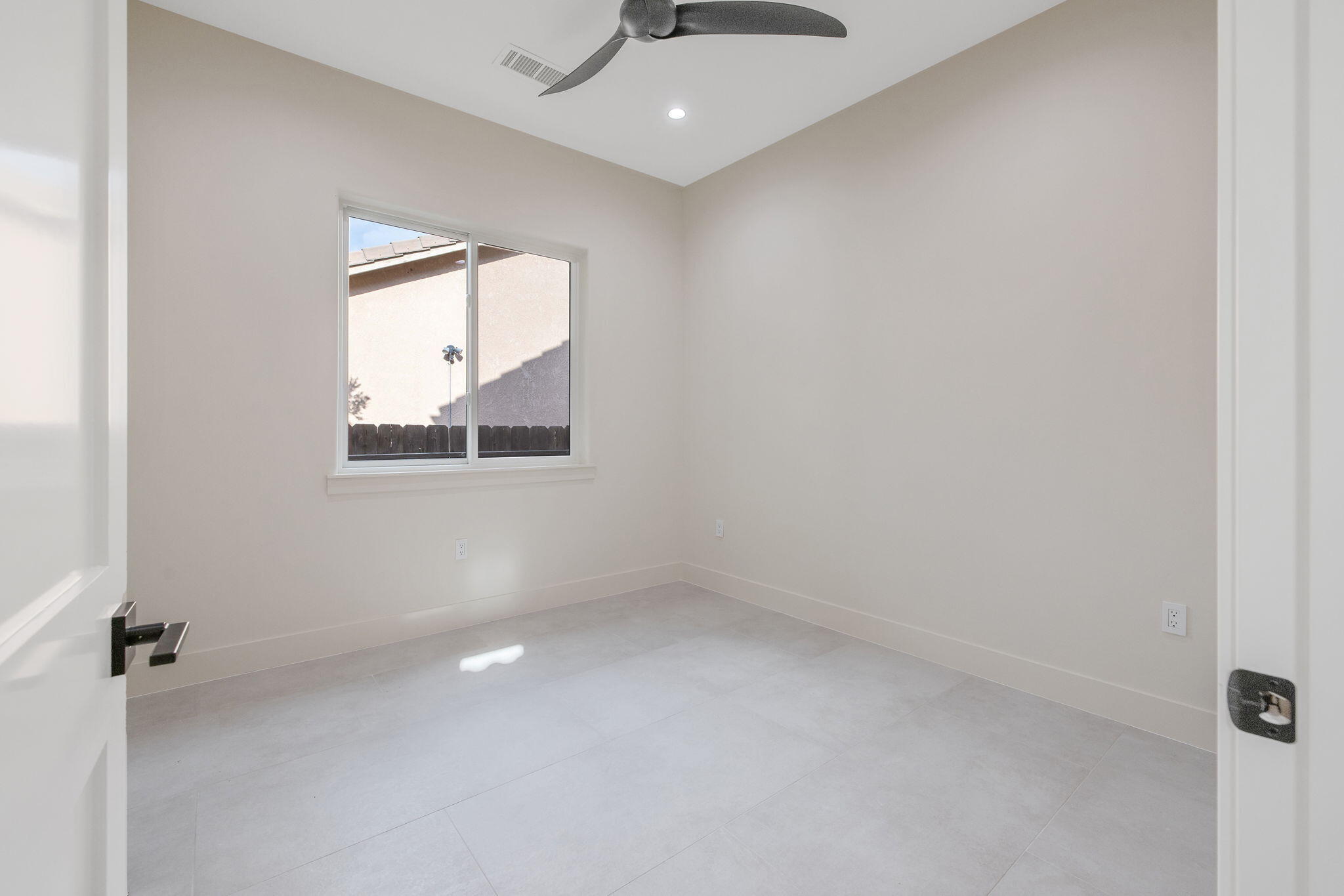 1047 E Arlen Ave, Visalia, CA 93292