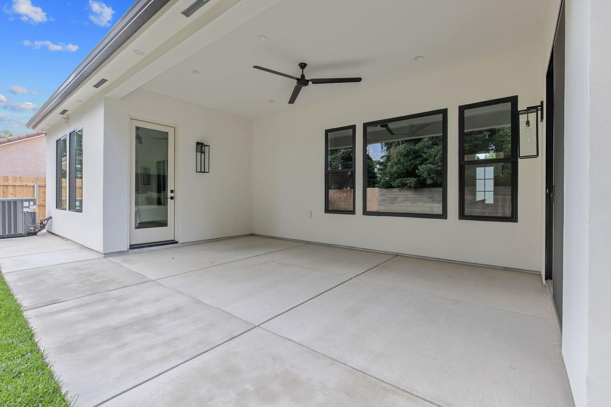 1047 E Arlen Ave, Visalia, CA 93292