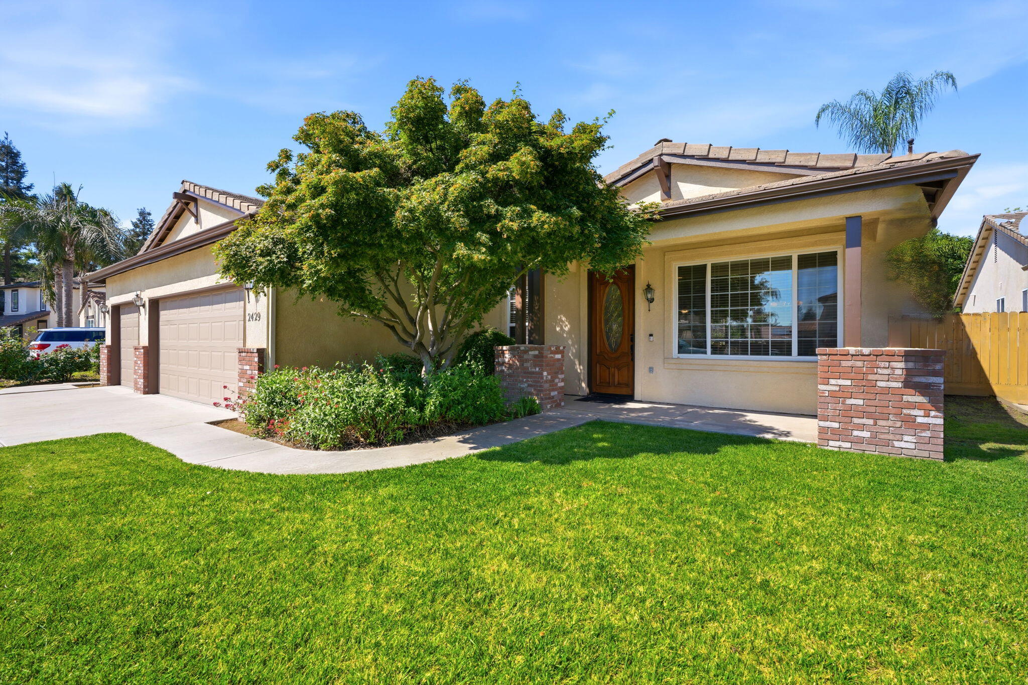 2429 N Oak Grove St, Visalia, CA 93291