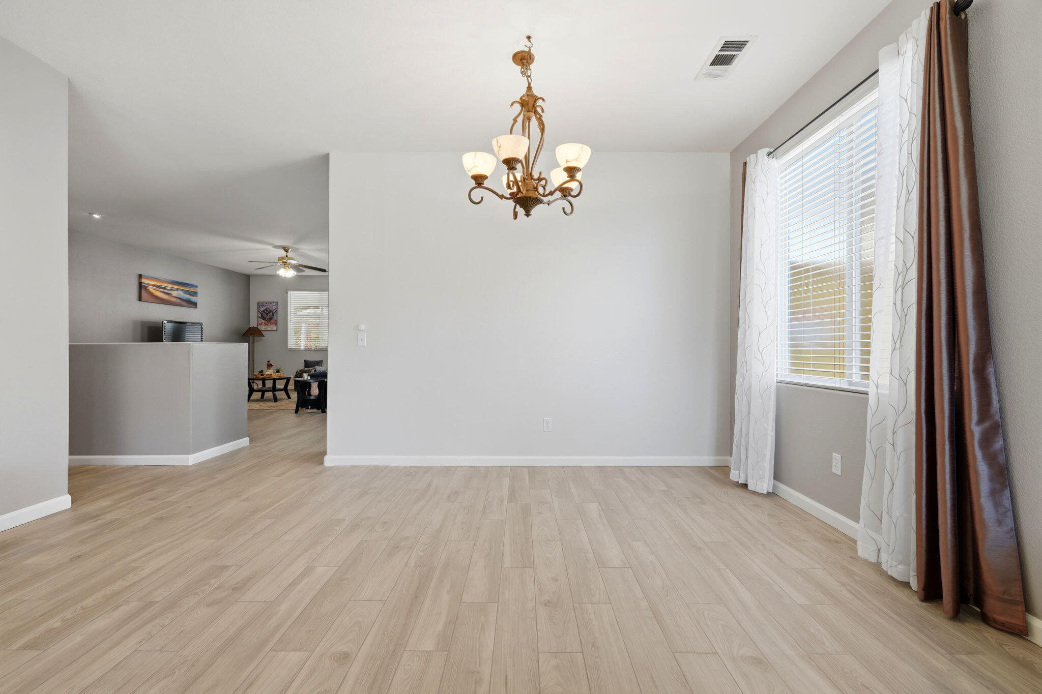 2429 N Oak Grove St, Visalia, CA 93291