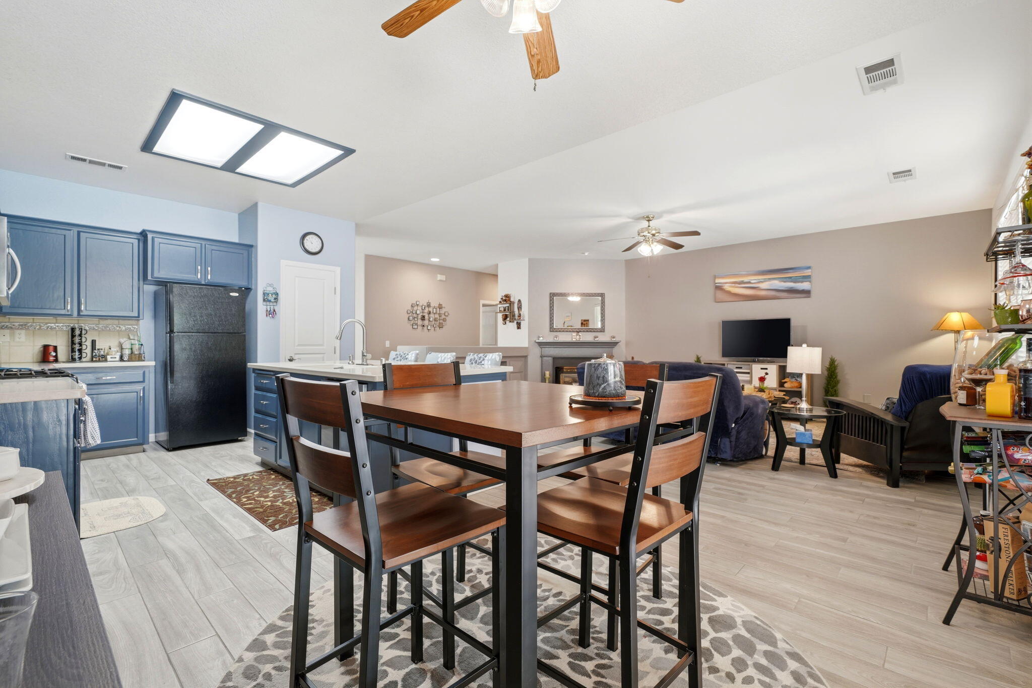 2429 N Oak Grove St, Visalia, CA 93291