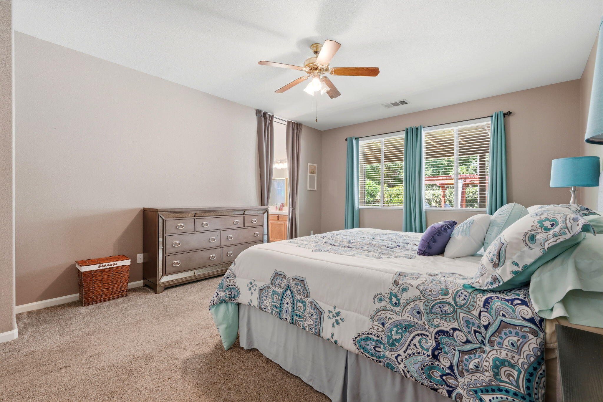 2429 N Oak Grove St, Visalia, CA 93291