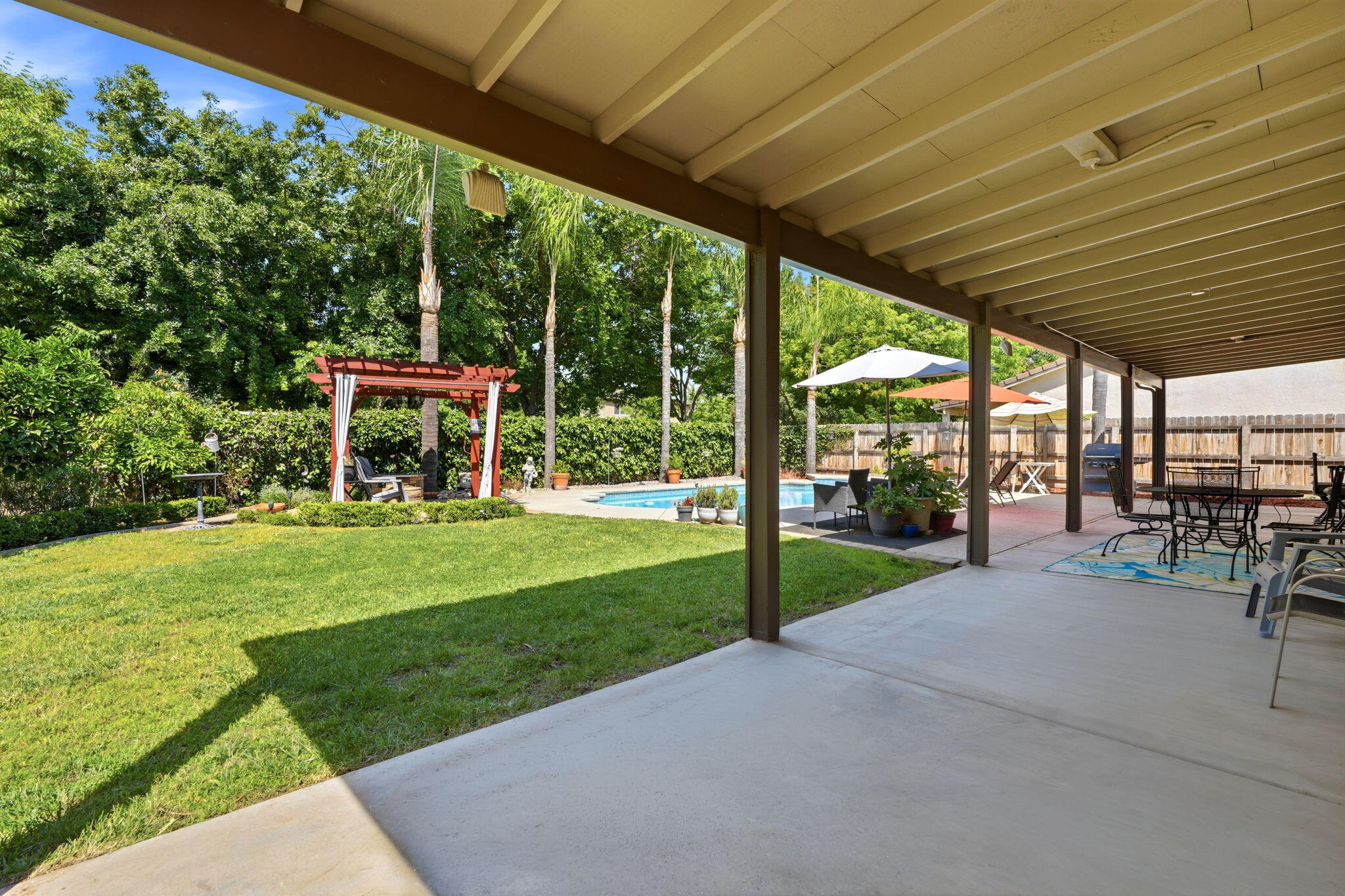 2429 N Oak Grove St, Visalia, CA 93291