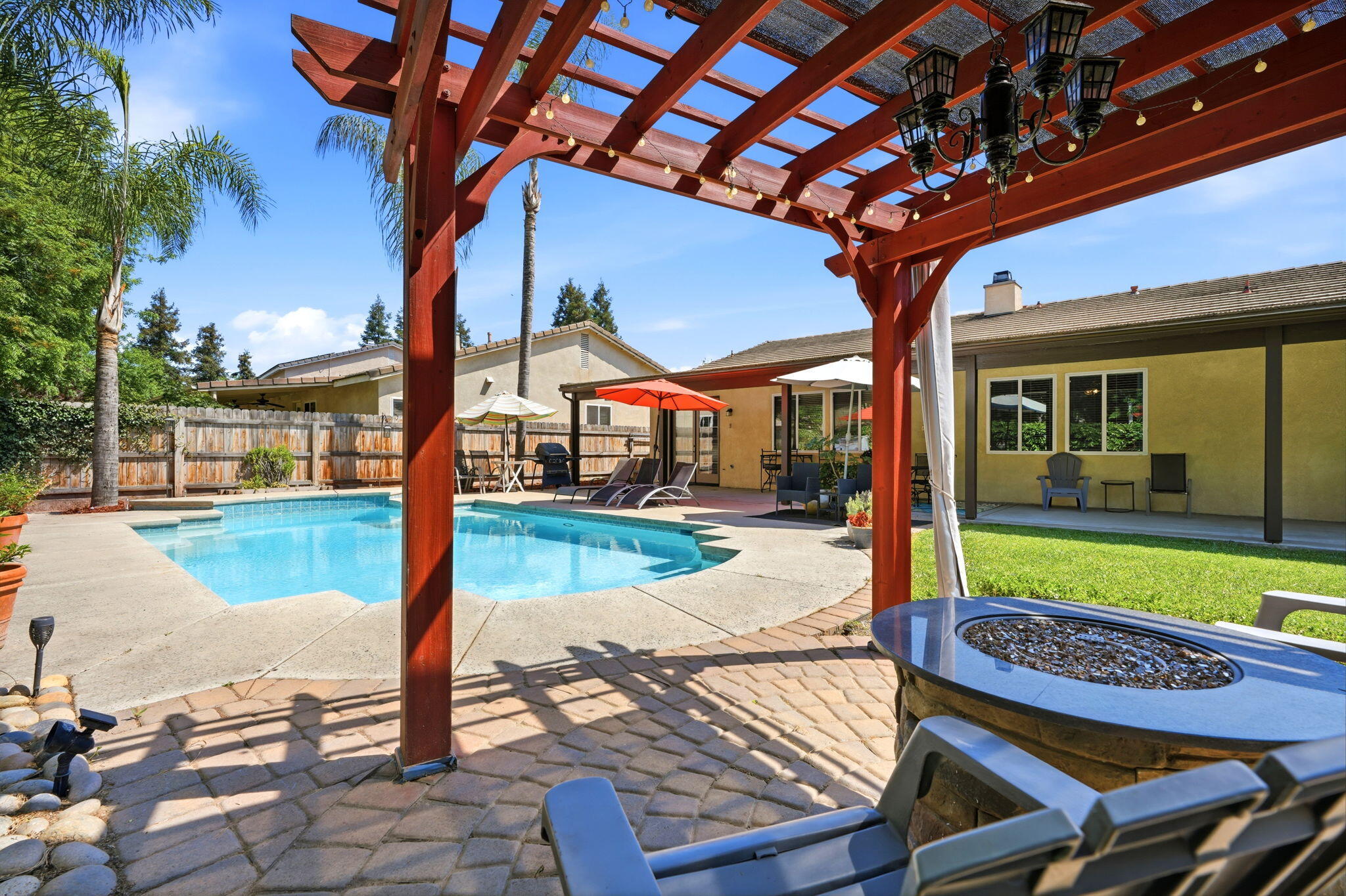 2429 N Oak Grove St, Visalia, CA 93291