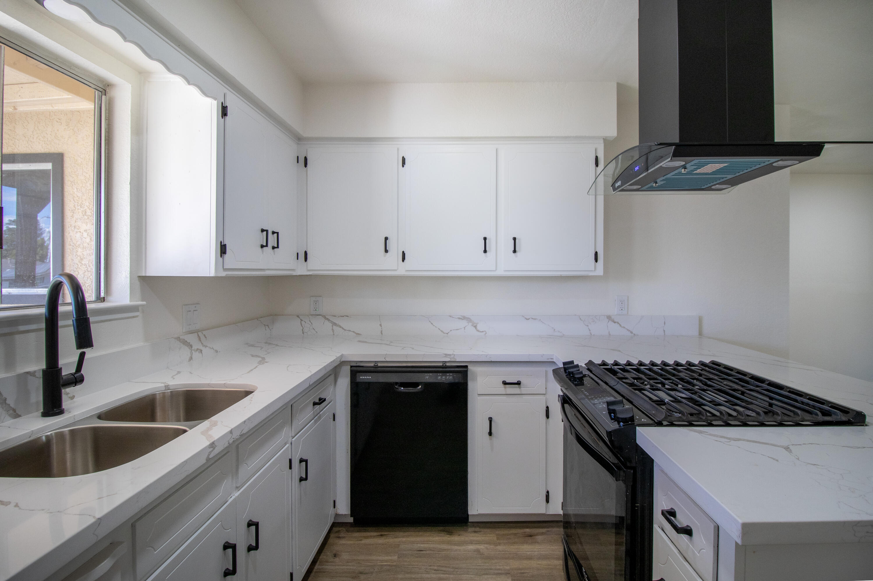 1435 S Salome St, Tulare, CA 93274