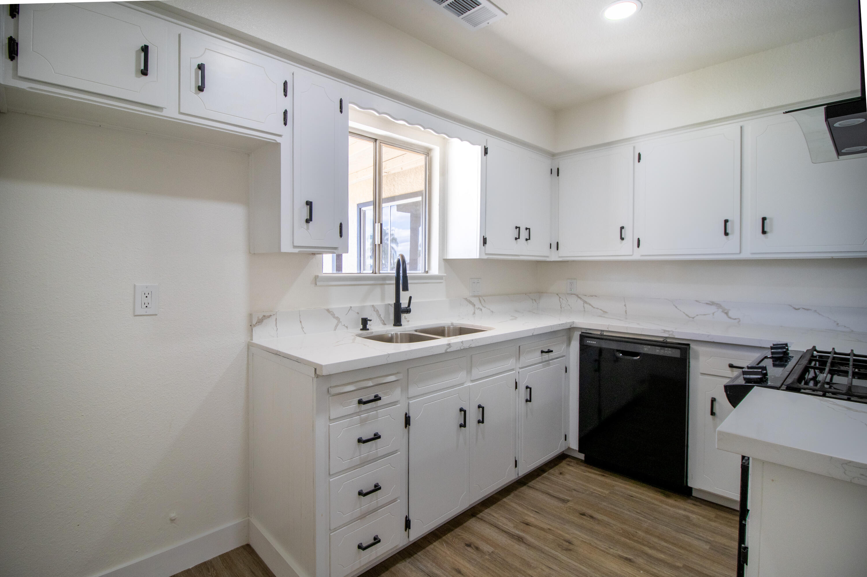 1435 S Salome St, Tulare, CA 93274