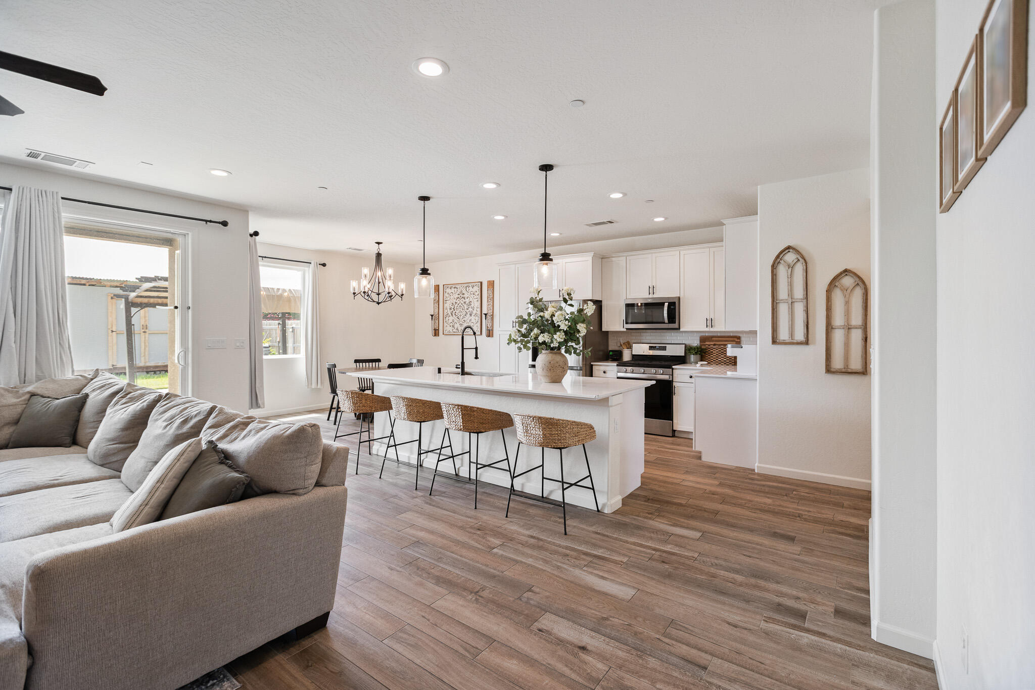 1371 W Sawtooth Pl, Hanford, CA 93230