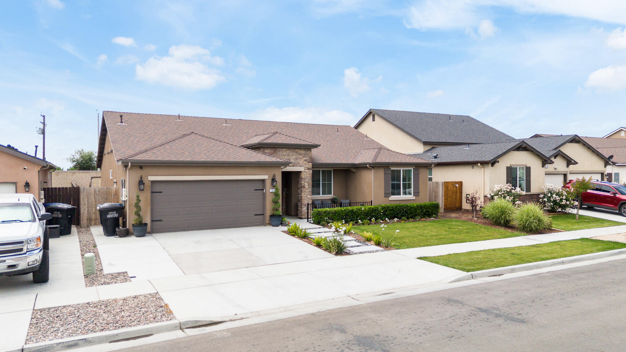 1371 W Sawtooth Pl, Hanford, CA 93230