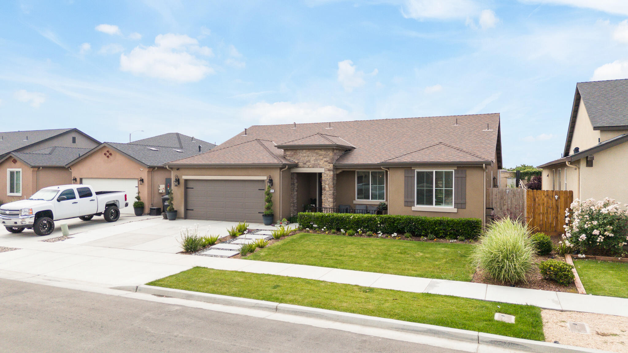 1371 W Sawtooth Pl, Hanford, CA 93230
