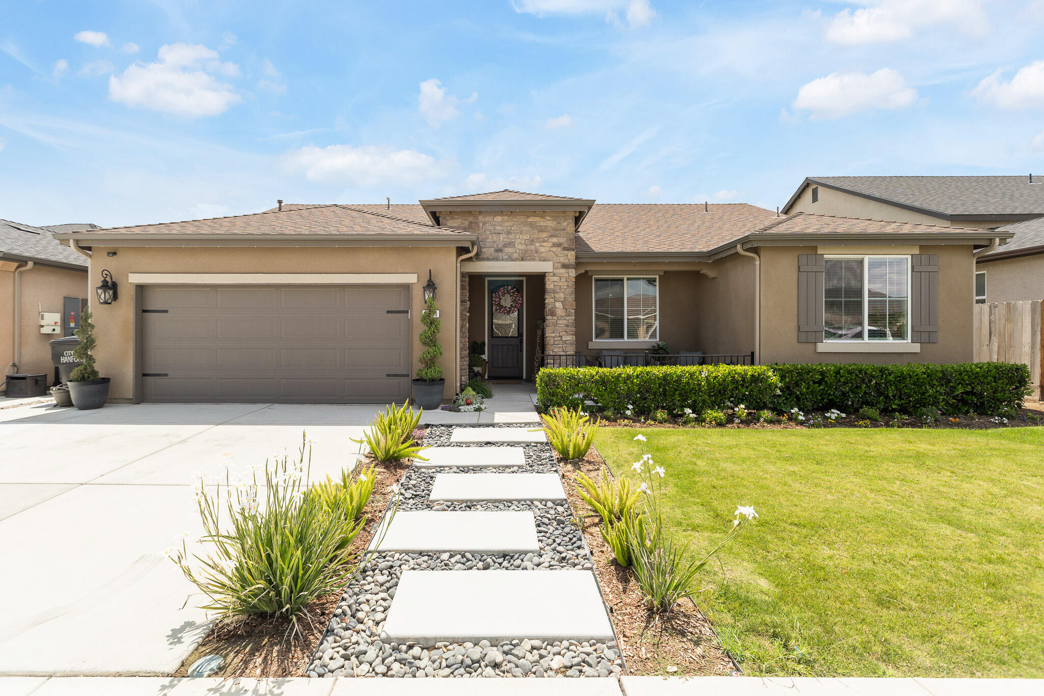 1371 W Sawtooth Pl, Hanford, CA 93230