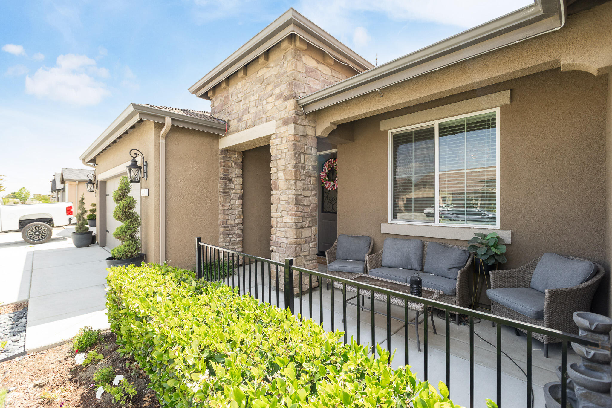 1371 W Sawtooth Pl, Hanford, CA 93230
