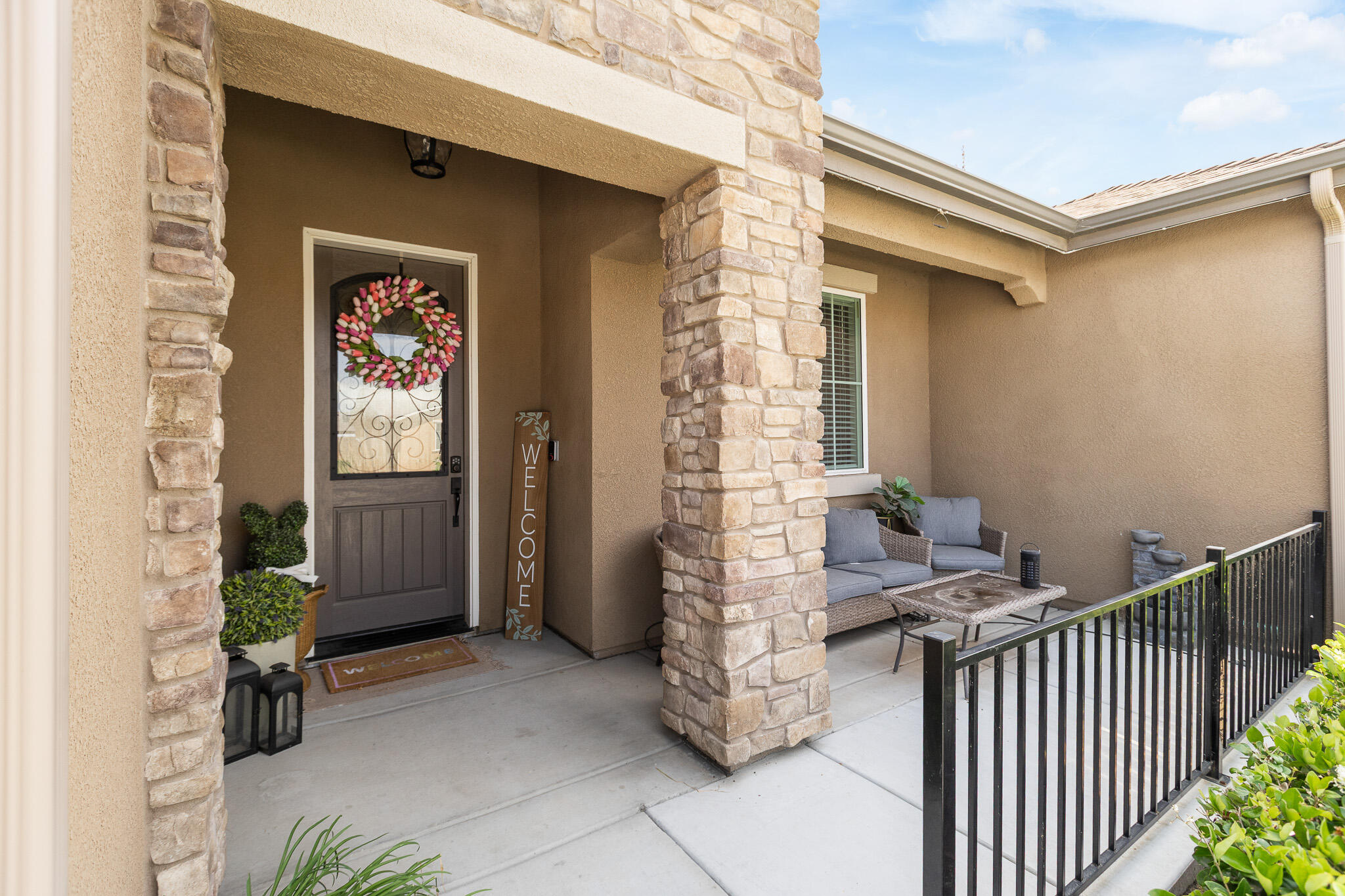 1371 W Sawtooth Pl, Hanford, CA 93230