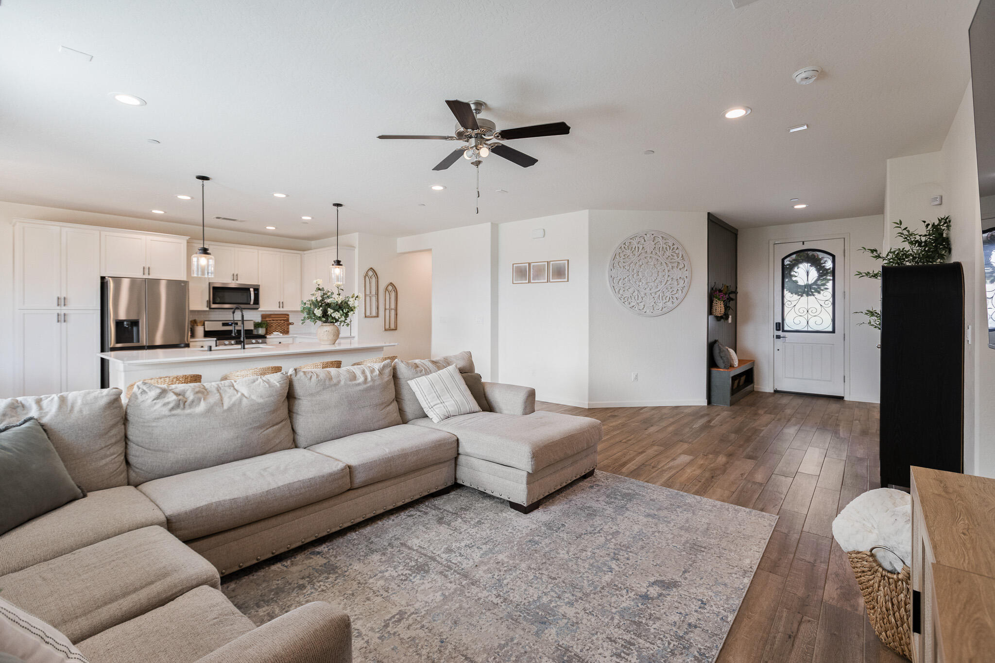 1371 W Sawtooth Pl, Hanford, CA 93230