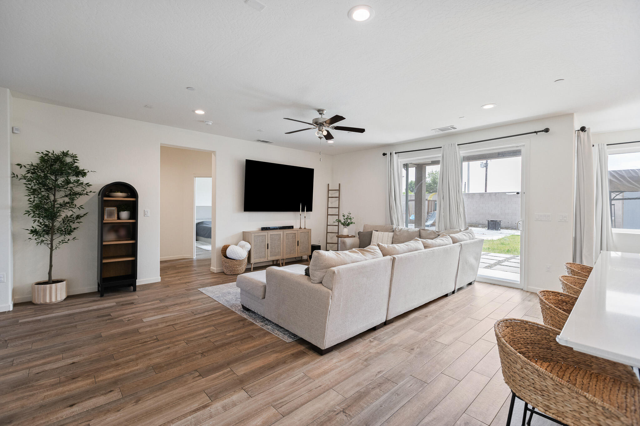1371 W Sawtooth Pl, Hanford, CA 93230