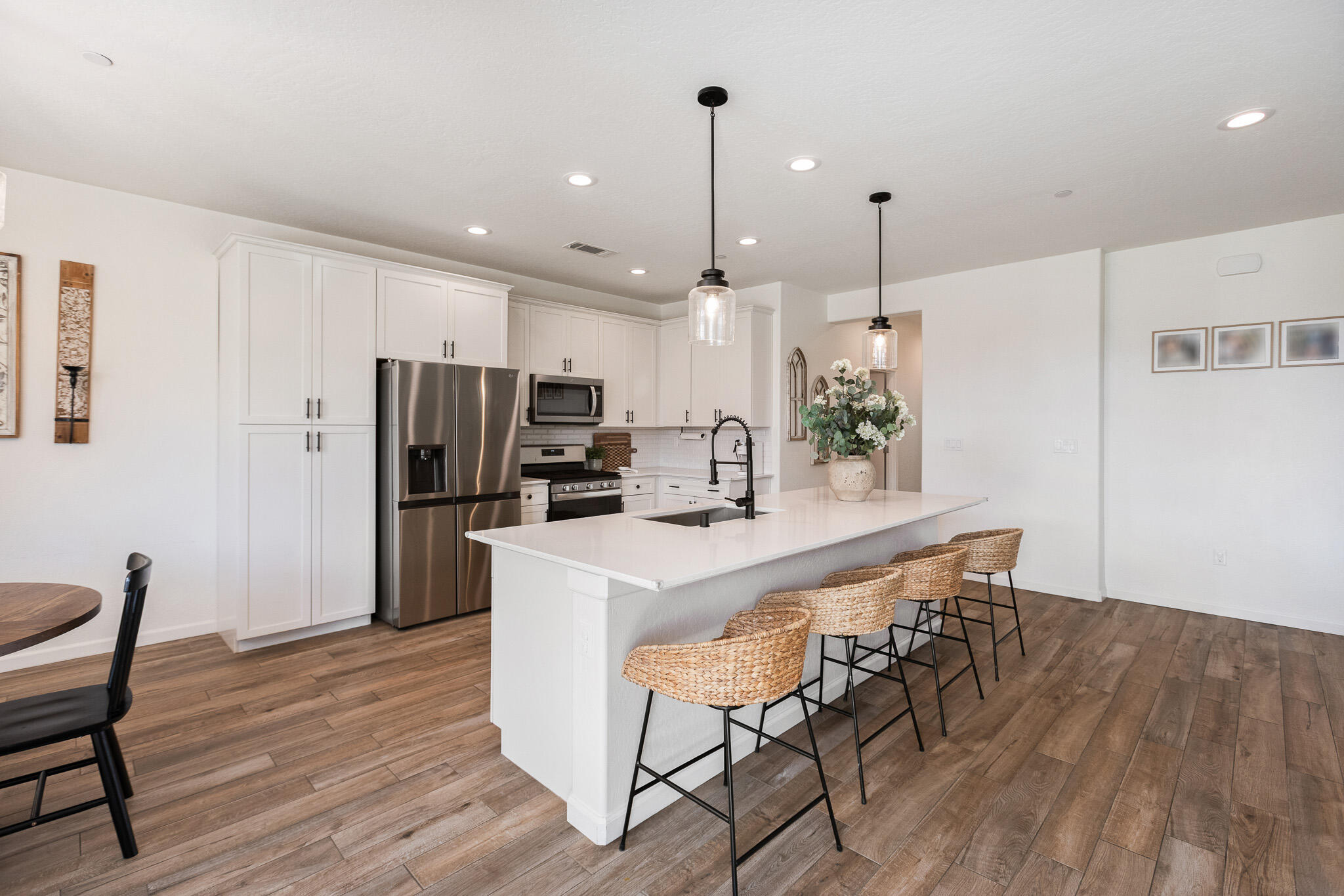 1371 W Sawtooth Pl, Hanford, CA 93230