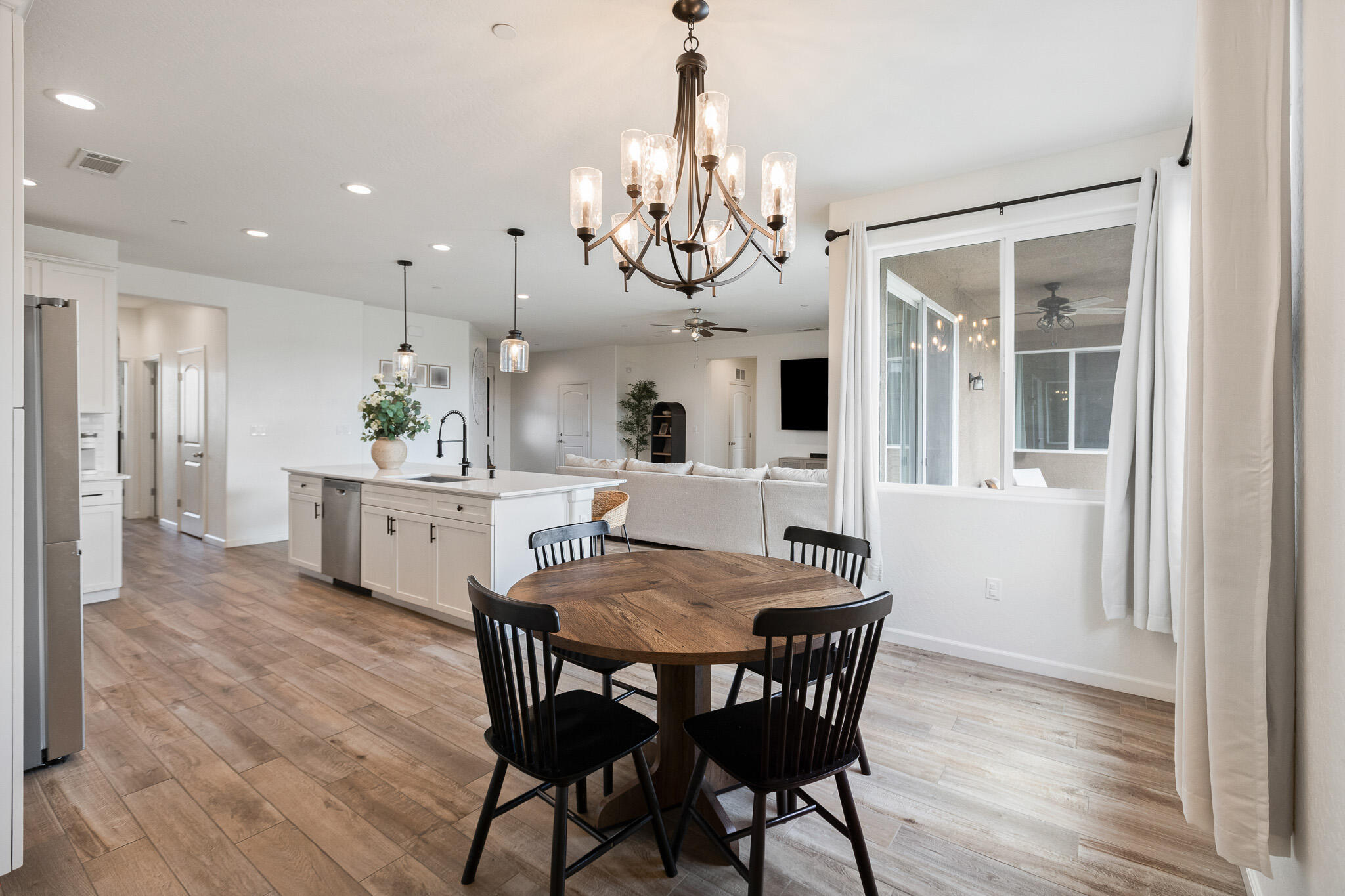 1371 W Sawtooth Pl, Hanford, CA 93230