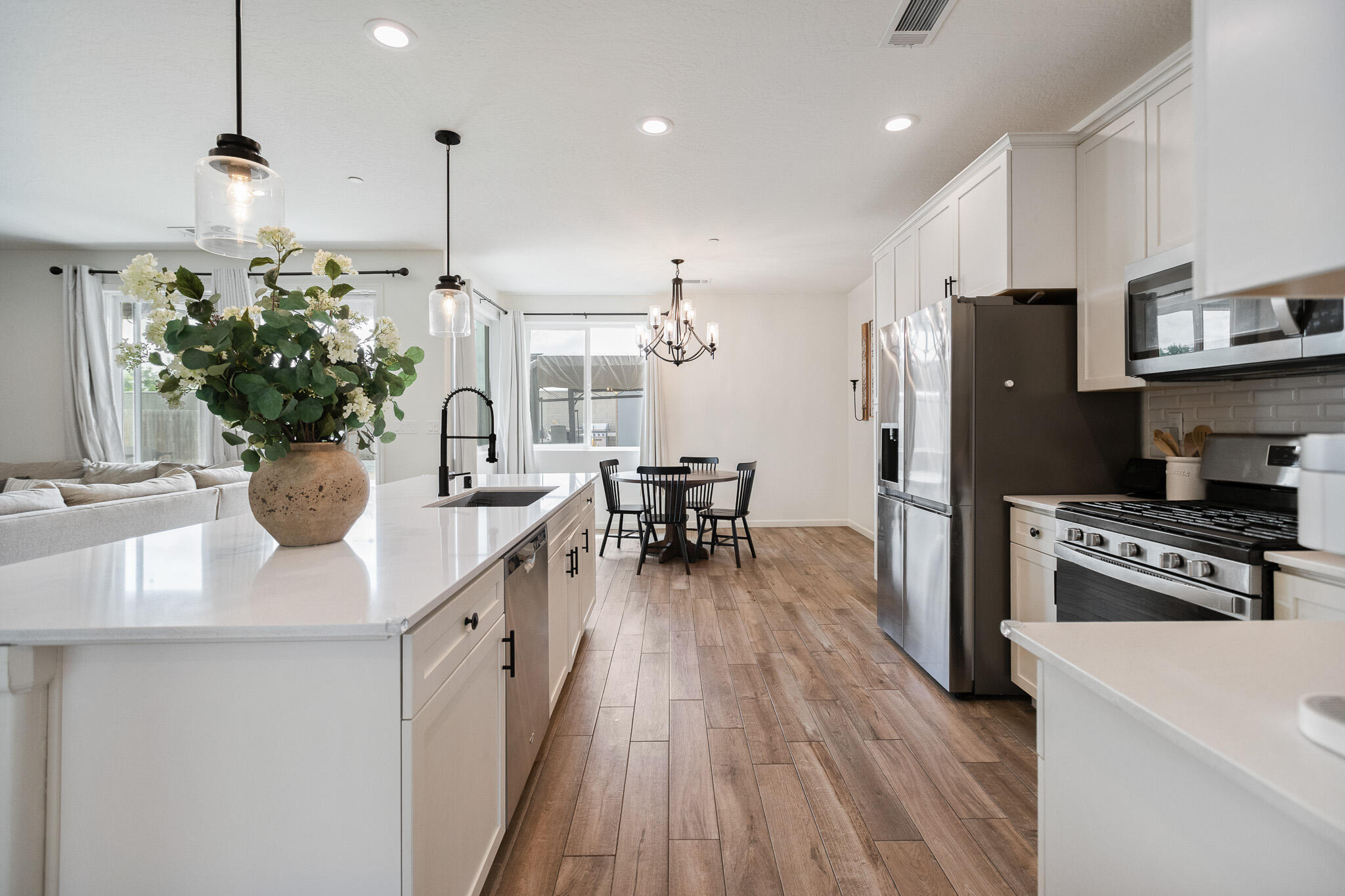 1371 W Sawtooth Pl, Hanford, CA 93230