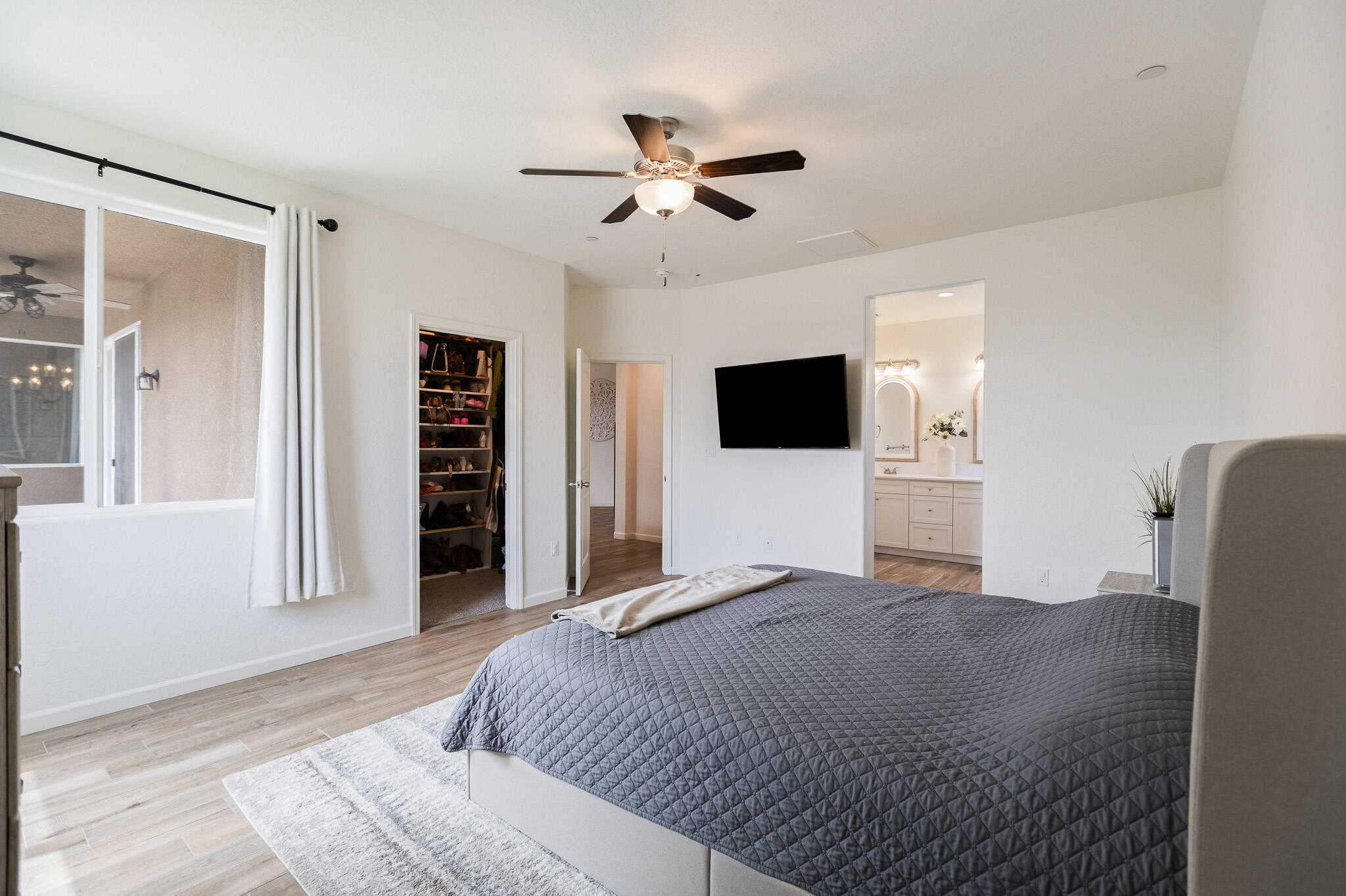 1371 W Sawtooth Pl, Hanford, CA 93230