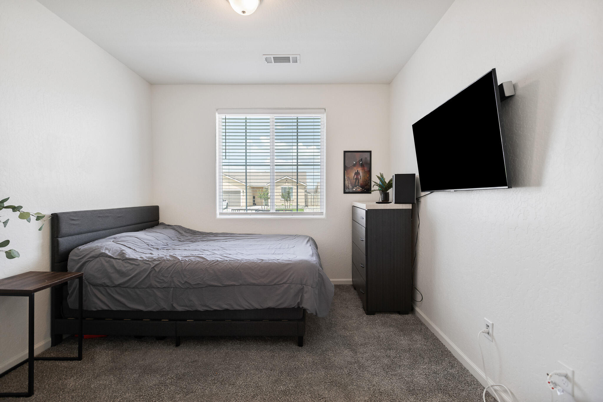 1371 W Sawtooth Pl, Hanford, CA 93230