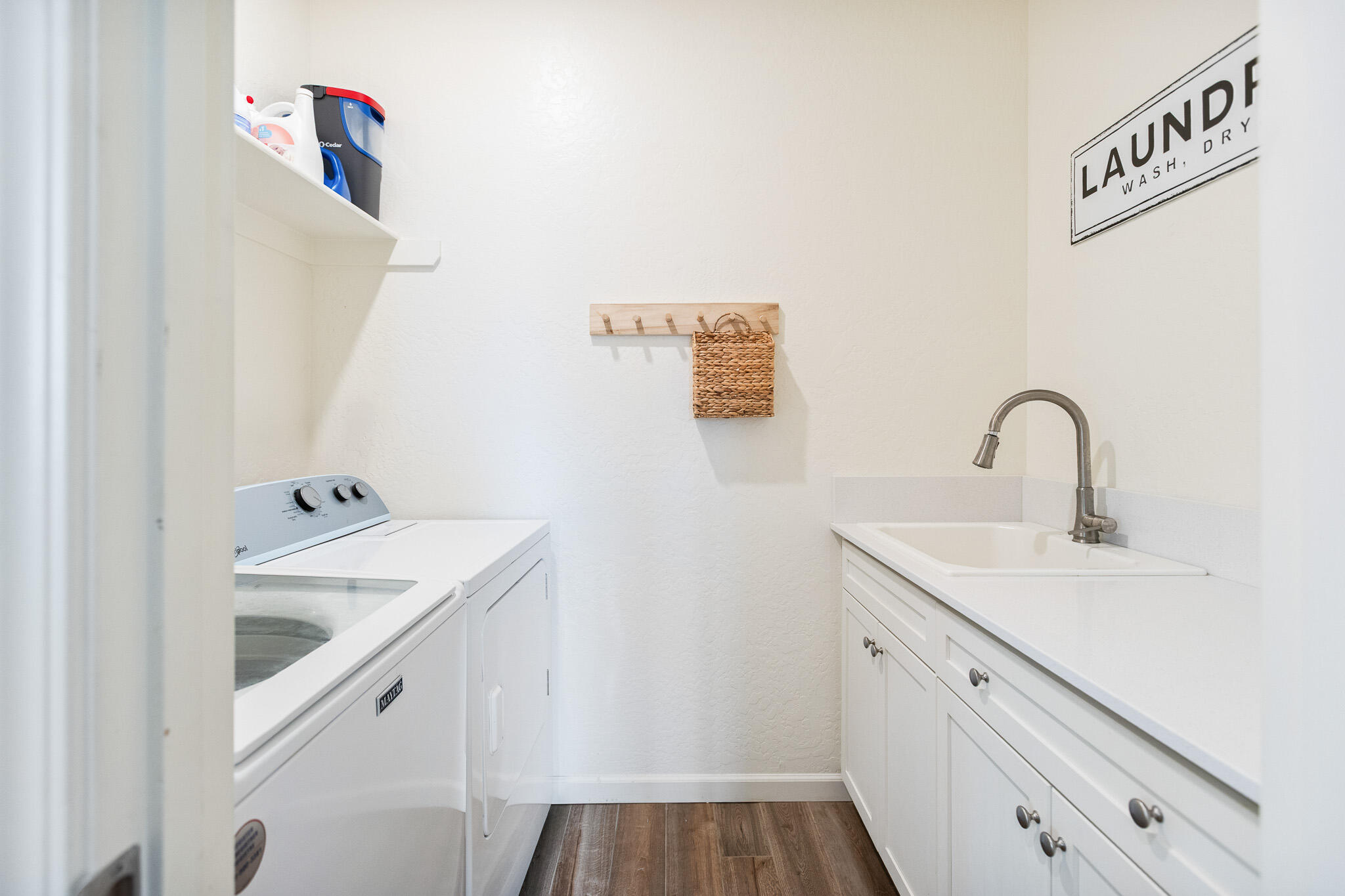 1371 W Sawtooth Pl, Hanford, CA 93230